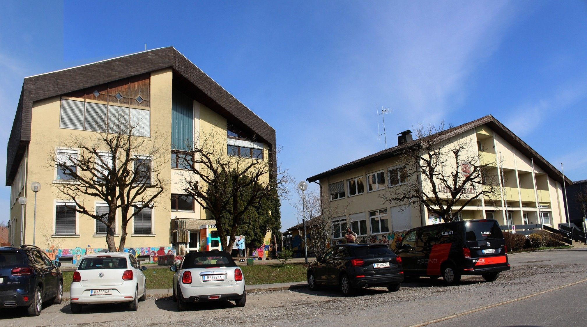 Im umfangreichen Zentrumsprojekt ist auch der Neubau der Volksschule (links) und die Adaptierung des heutigen Gemeindeamts vorgesehen. Angesichts der angespannten Finanzlage in Bund, Land und Gemeinde gibt es für diese Vorhaben noch keinen Zeitplan.