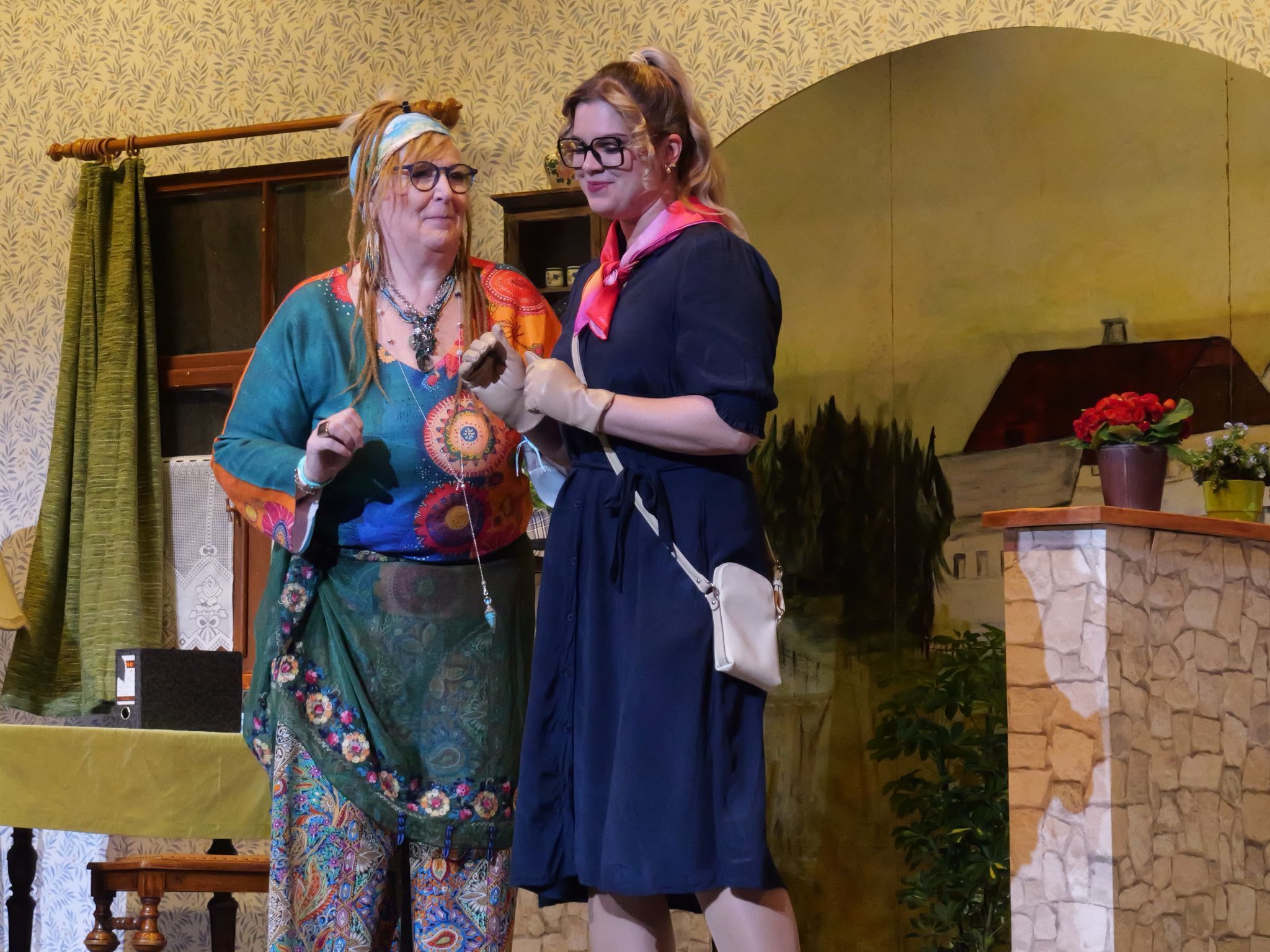 Monika Gabriel-Wallner verkörpert Schwester Hermine, die nach ihrer Indienreise auf spiritueller Sinnsuche ist.