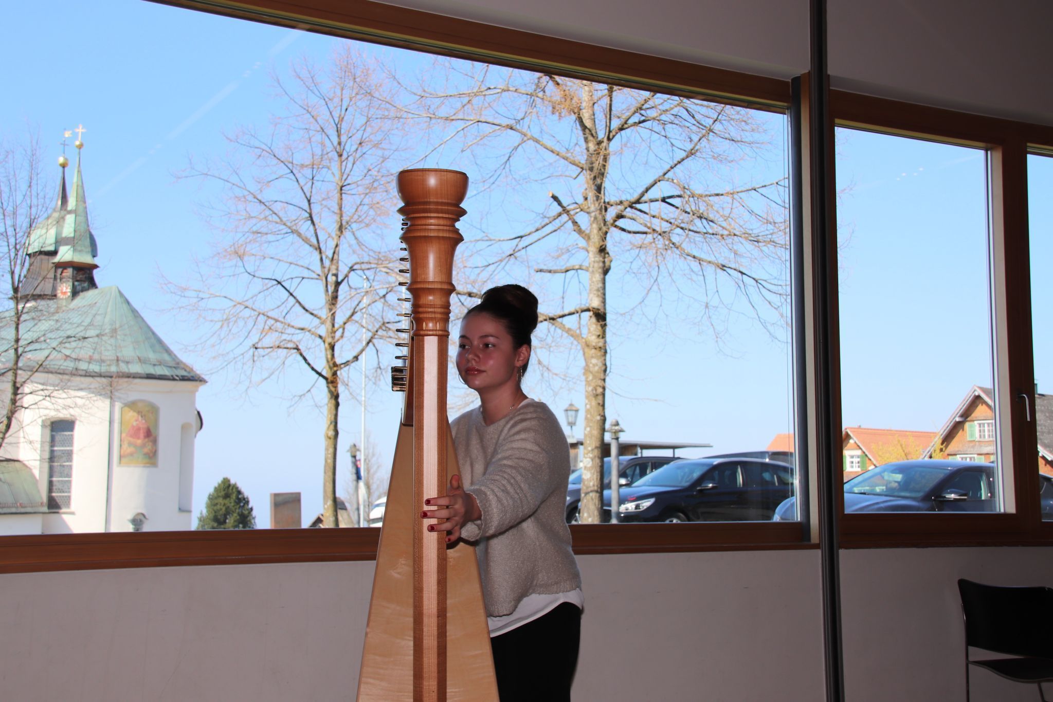 Luise bezauberte mit ihren Harfenklängen.