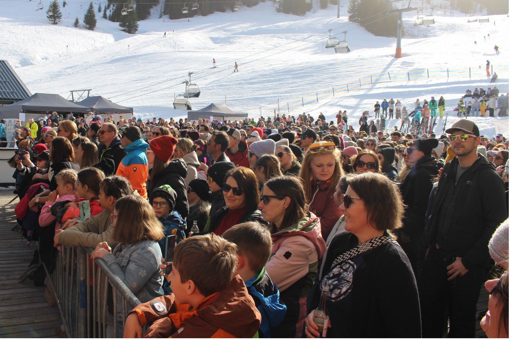 Für einen Platz in der ersten Reihe hatten sich viele Fans schon Stunden vor Konzertbeginn in der Warth Arena angestellt.   