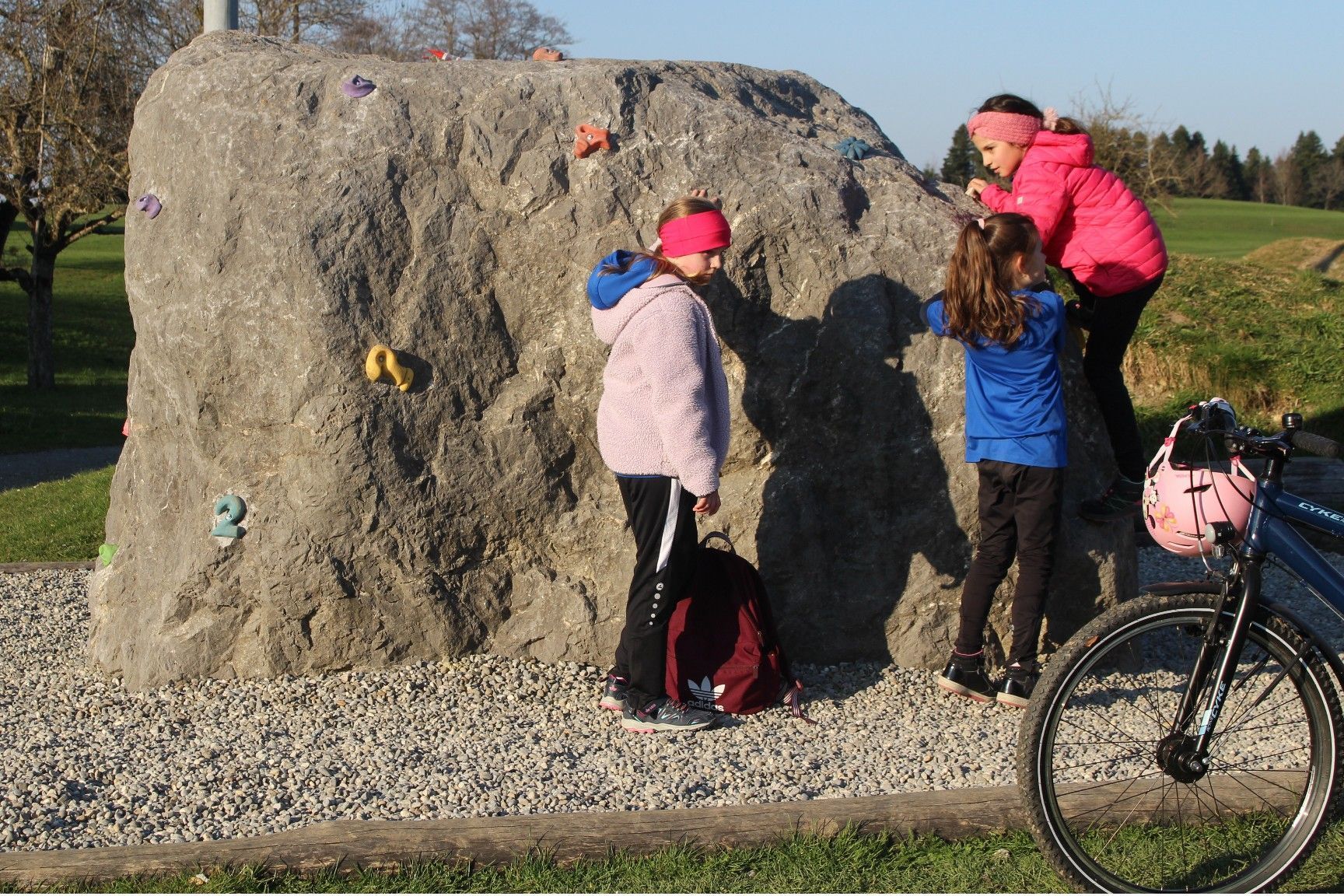 Fußballplatz und öffentlicher Spielplatz sind eine ideale Ergänzung des Outdoor-Angebots des Kindergartens.   