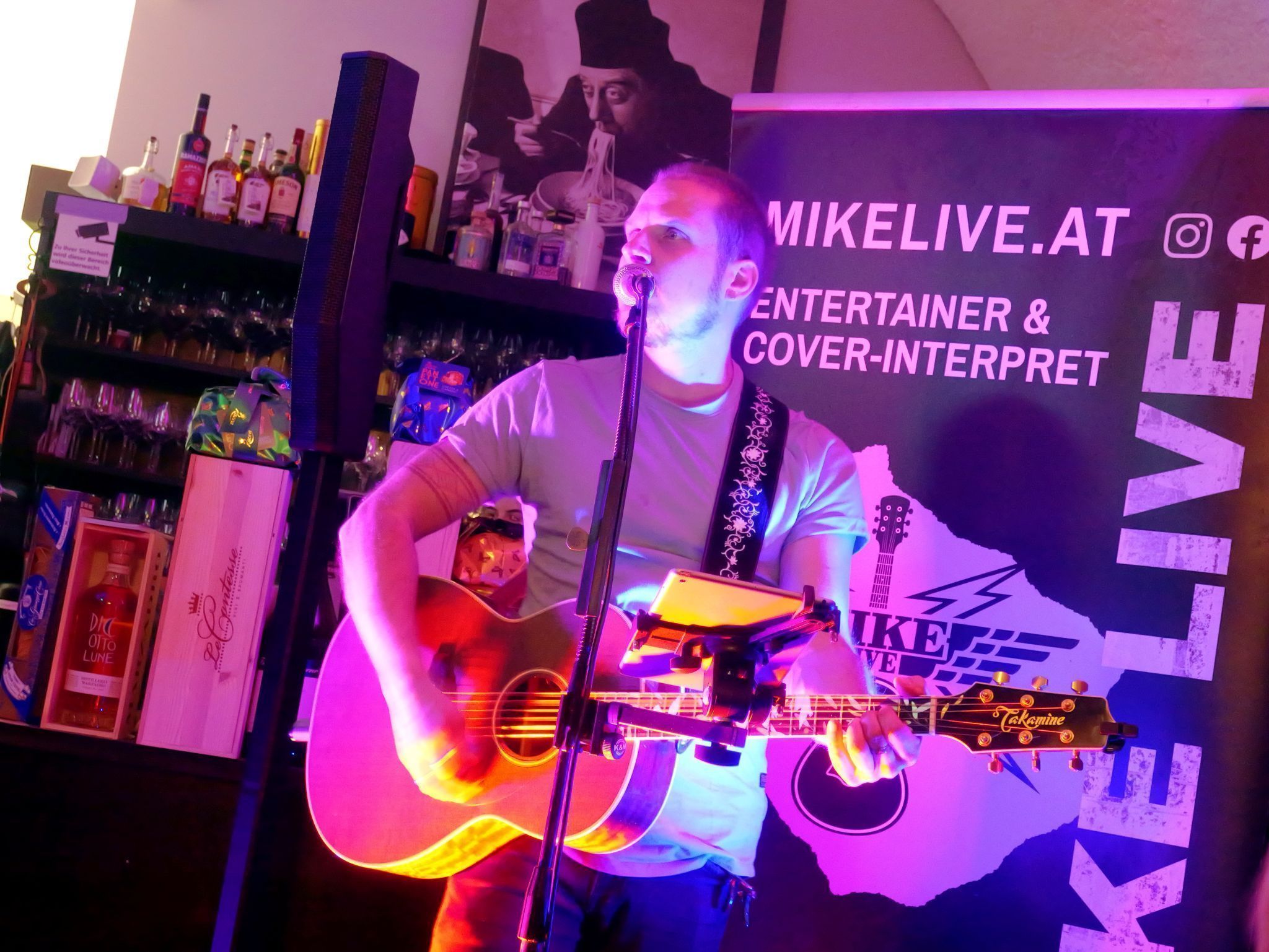 „Mikelive“ brachte das Publikum in der La Bottega Del Gusto zum Mitsingen.