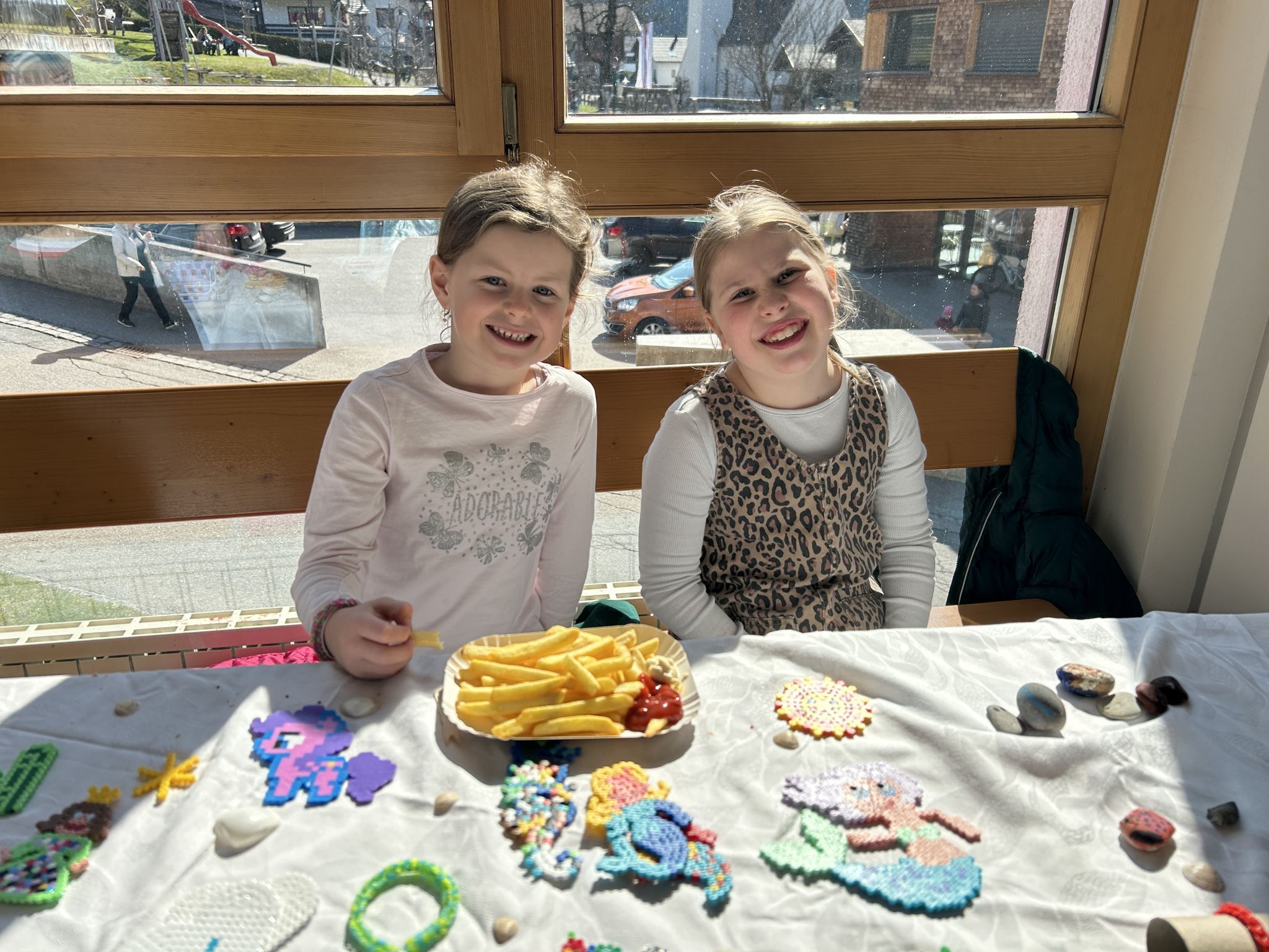 Sophia und Maja verkauften ihre Bügelperlen-Bastelarbeiten