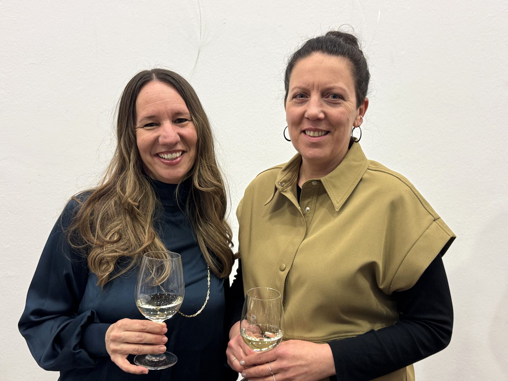 Unter den Gästen: Manuela Kaufmann und Tatjana Tschabrun.