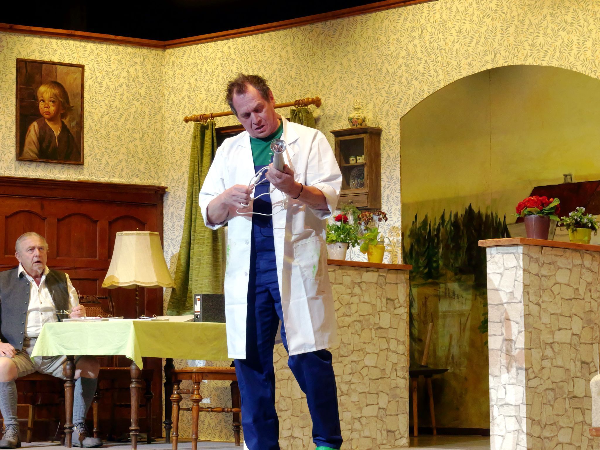 Erich Ender als Hubbi tüftelt als Erfinder mit mäßigem Erfolg – Missverständnisse inklusive.