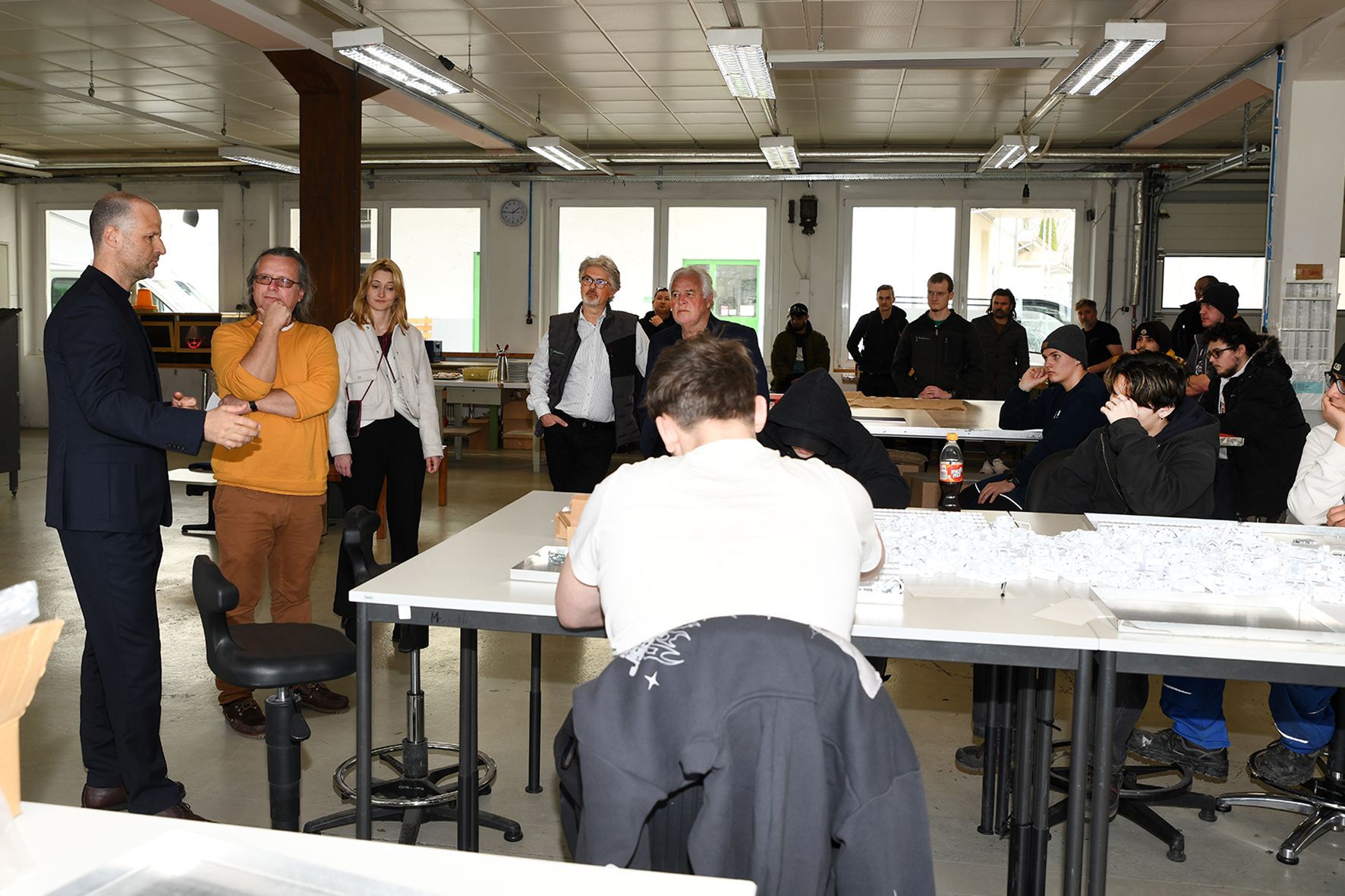 Die Jugendwerkstätten gaben beim Besuch einen umfassenden Einblick in ihre vielfältigen Projekte.