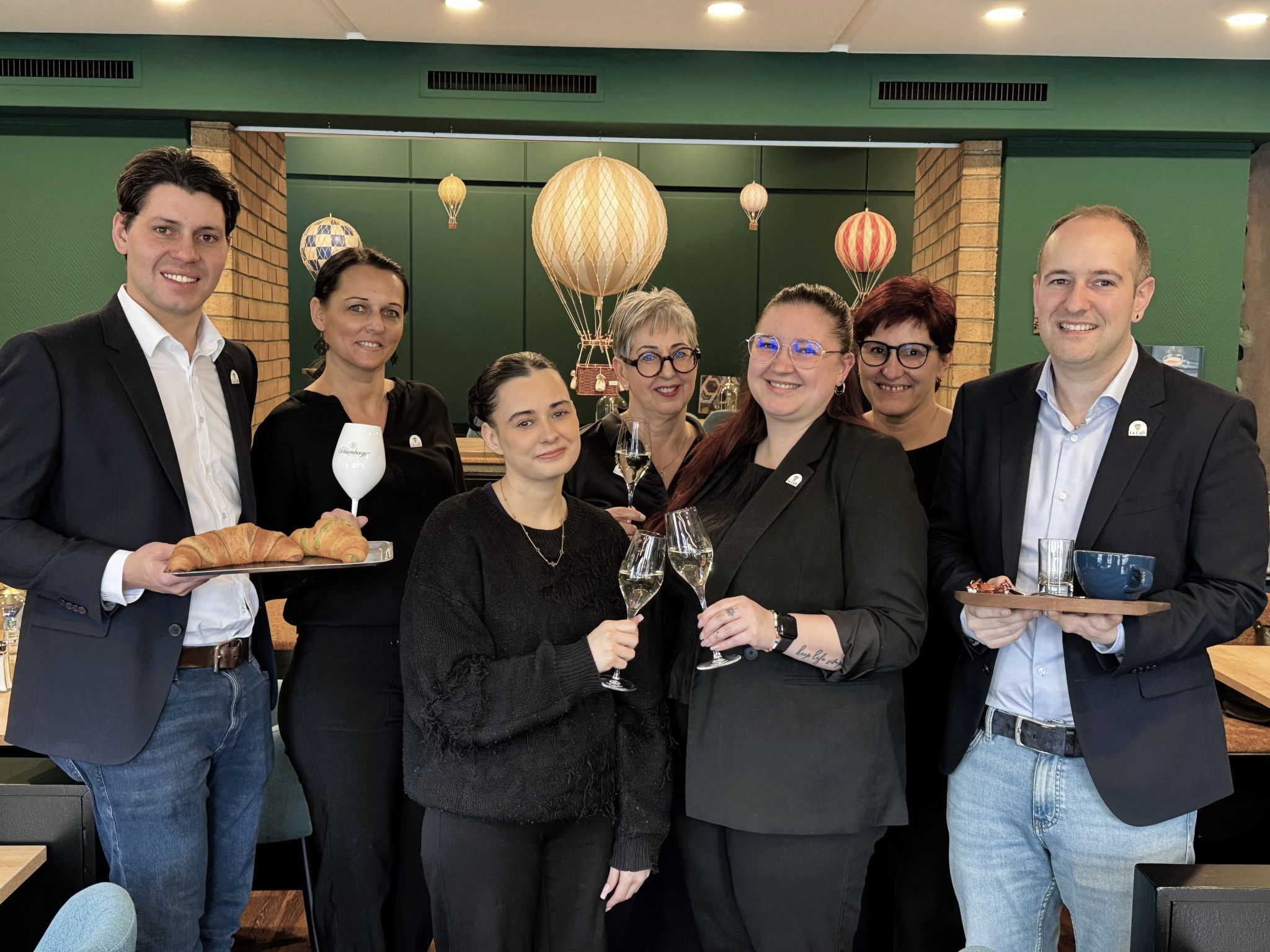 Manuel Vetter und Claudio Errico mit ihrem Bludenzer  „La Café“-Team bei der feierlichen Eröffnung. 