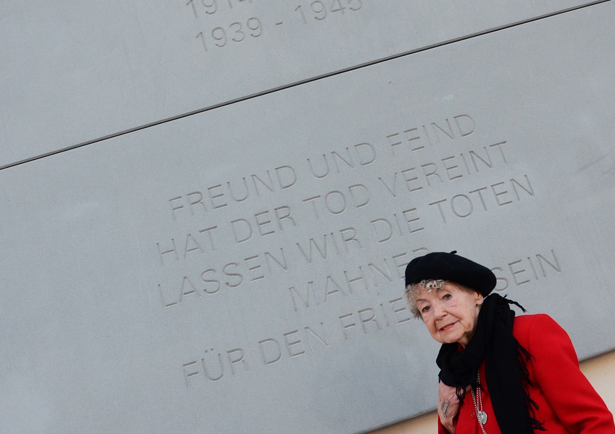 Die Gedenktafel an der Marktkirche erinnert Anna an die Zeit während des Krieges und danach. HRJ