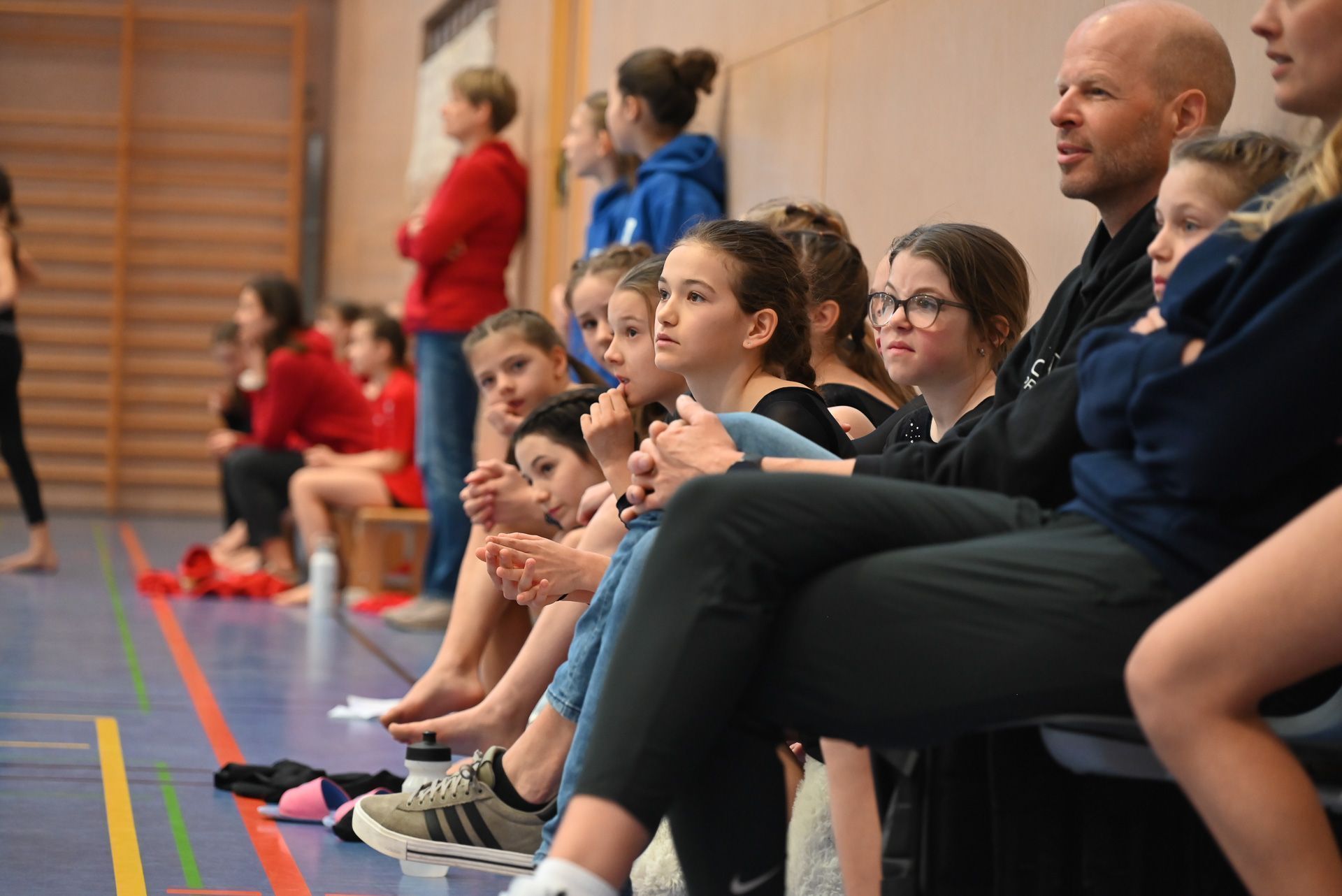 Gespannt beobachteten die anderen Teilnehmenden die Turner.