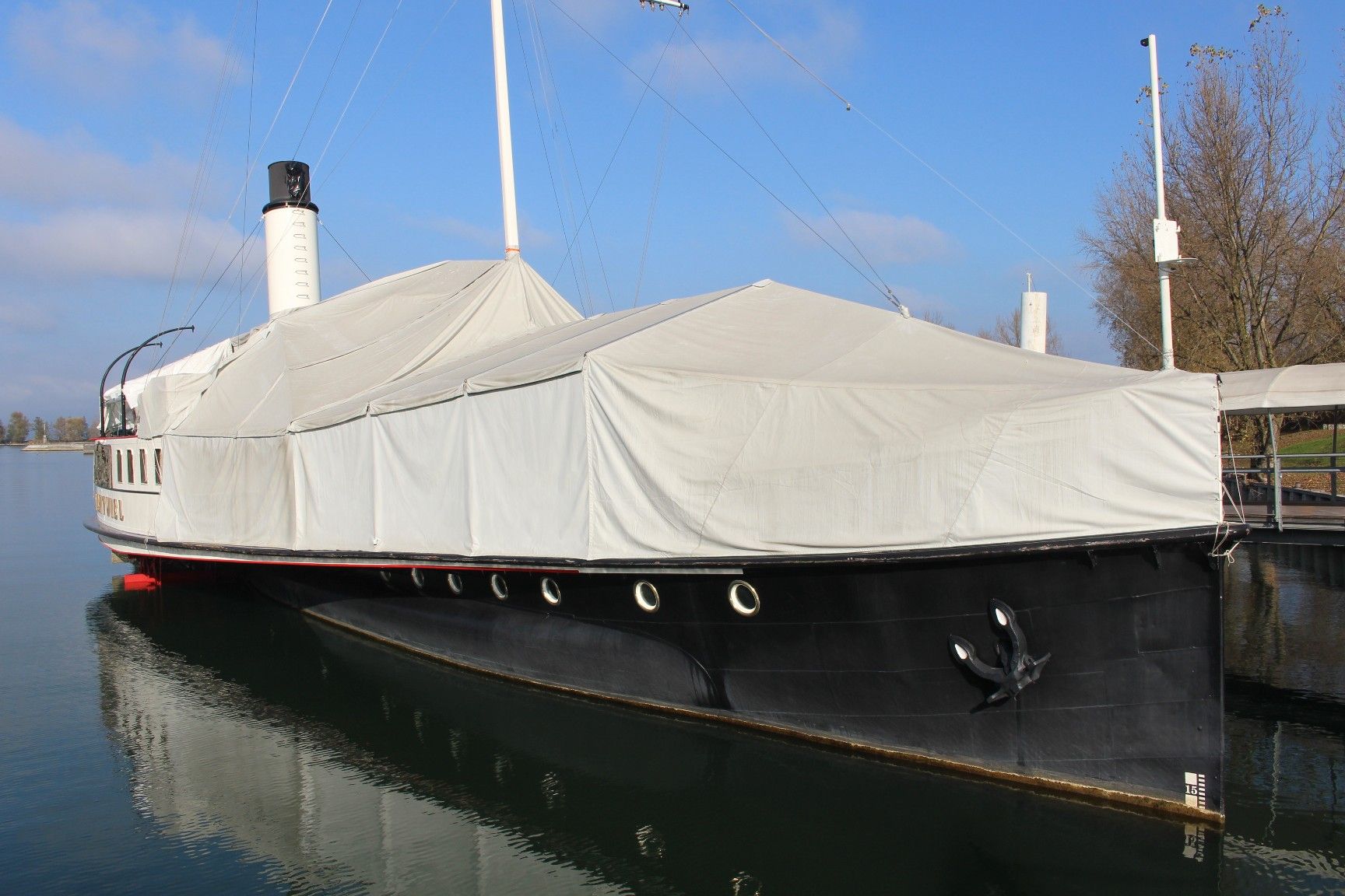 Während die Oesterreich seit Anfang Februar zur Hafenküche einlud, wurde unter dem „Winterzelt“ des Dampfers eifrig gewerkt, um ein umfangreiches technisches Update durchzuführen.