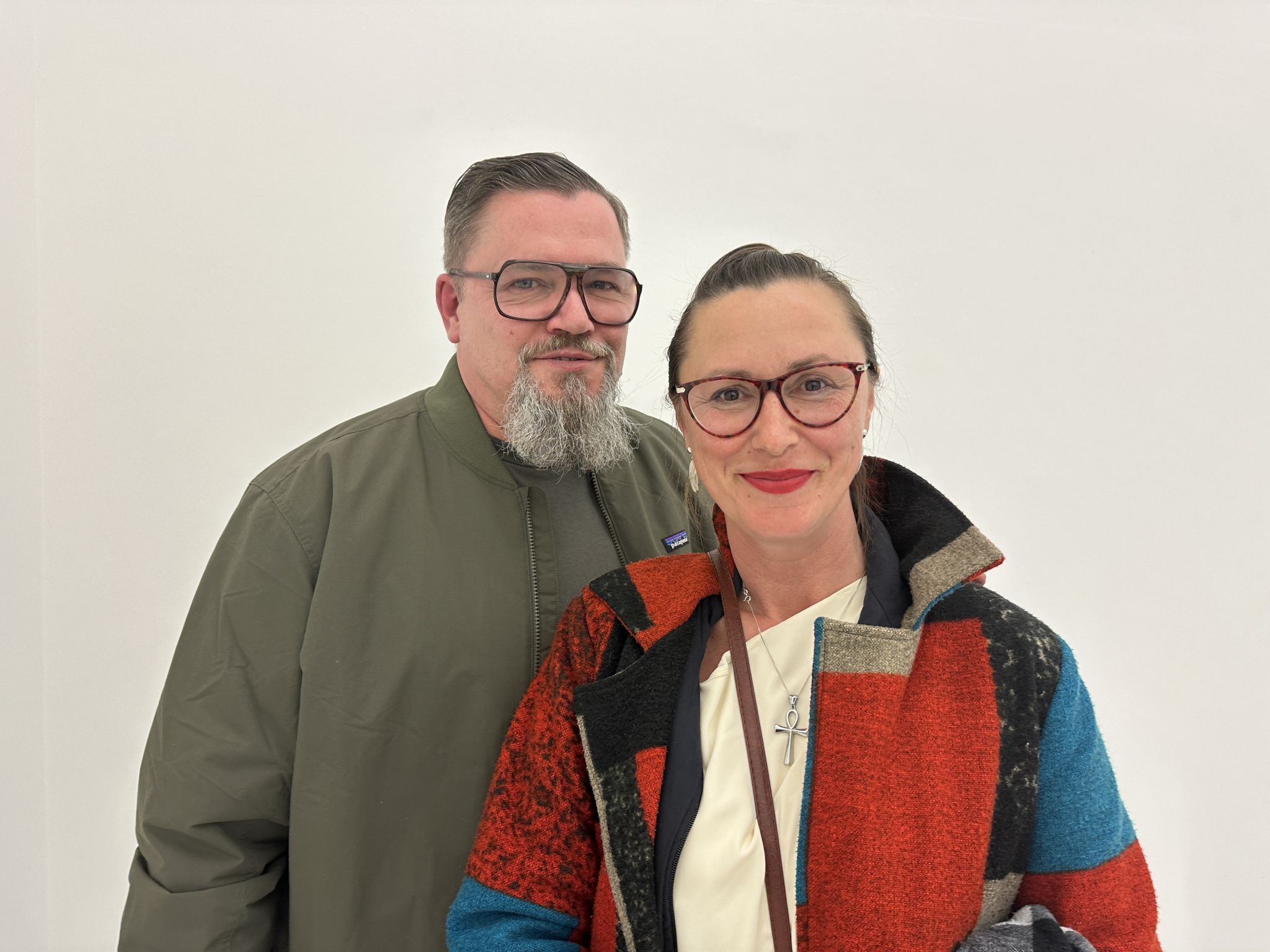 Michael Herschmann und seine Frau Iwona Oginska bewunderten die teils sehr filigrane Ausführung der Kunstwerke.