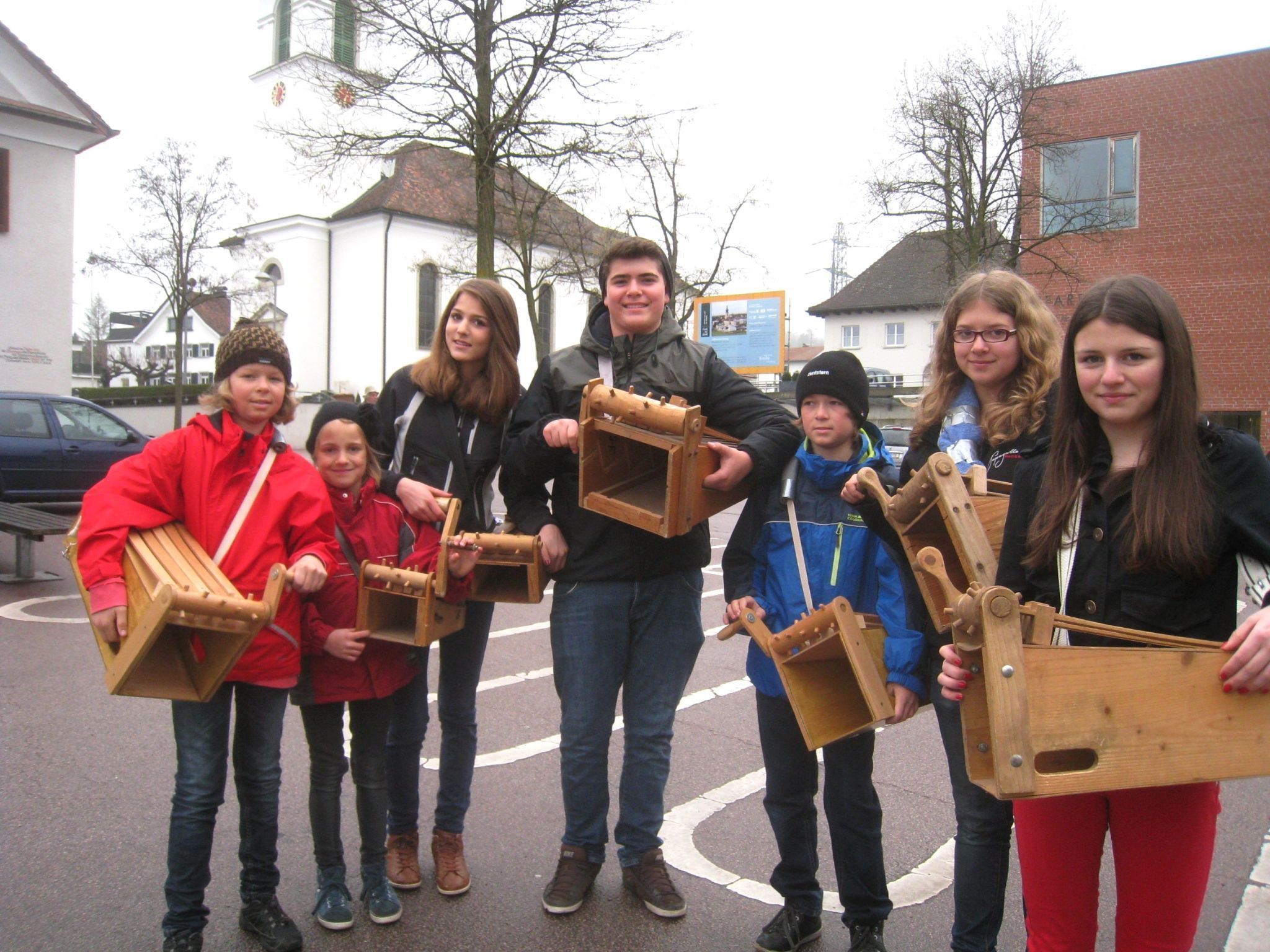 Mit „Rätscher-Hauptmann“ Daniel Reichart war die „Rätscher-Gruppe Dorf“ im Jahre 2012 unterwegs: Laura Pichler, Viktoria Bonat, Katharina Bonat, Daniel Reichart, Johannes Pichler, Sabrina Reichart und Sara Bertel.