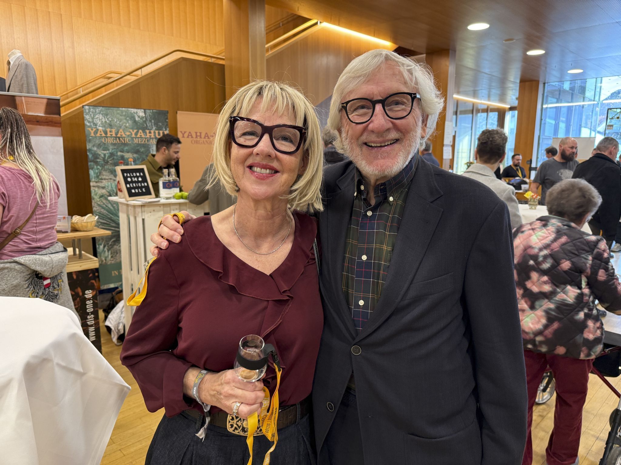 Gabi und Horst Hillgarter beim Verkosten