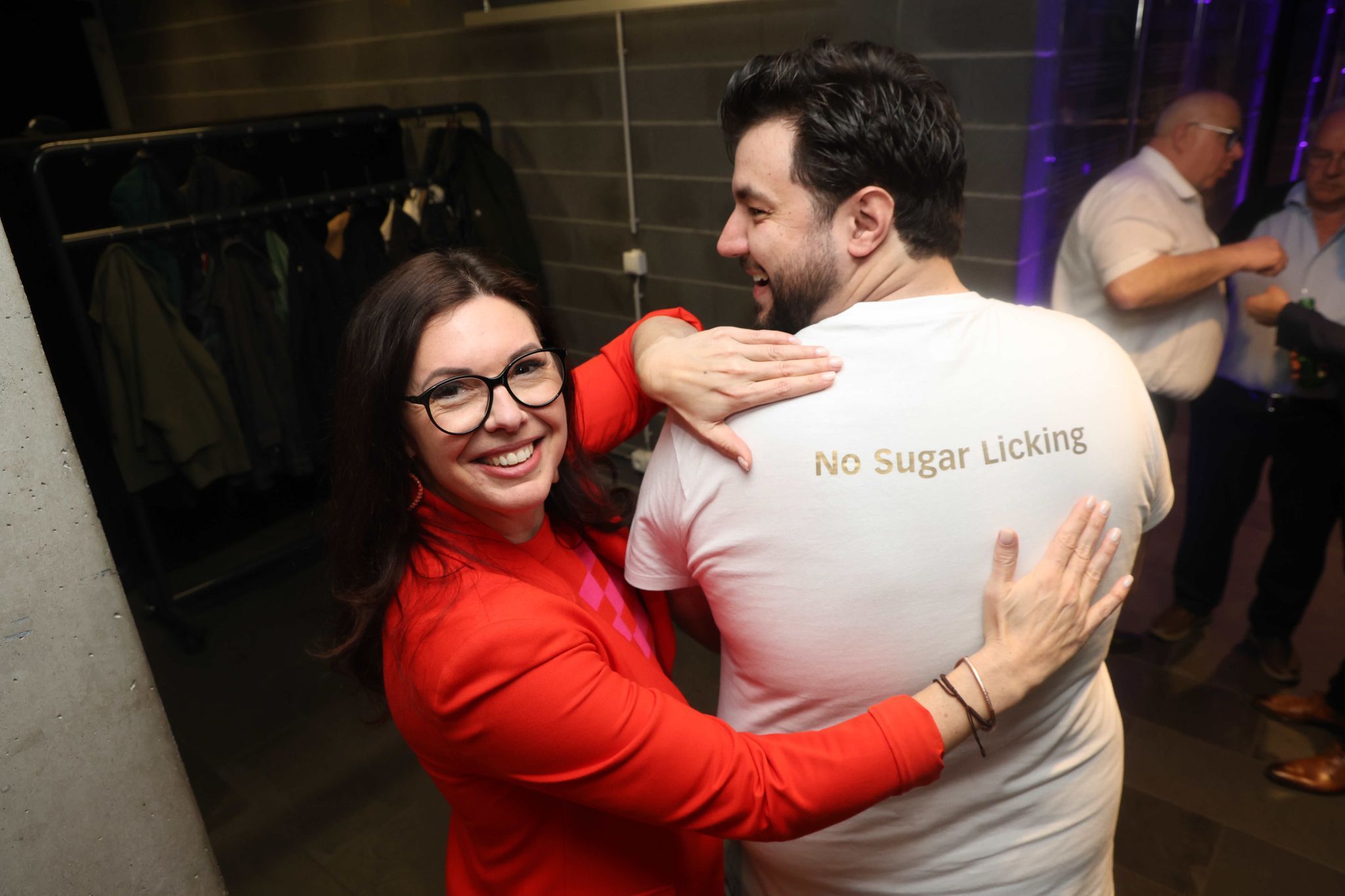 Bizebgm. Andrea Mallitsch und Cenk Dogan mit einem Spruch von Thomas Steu.