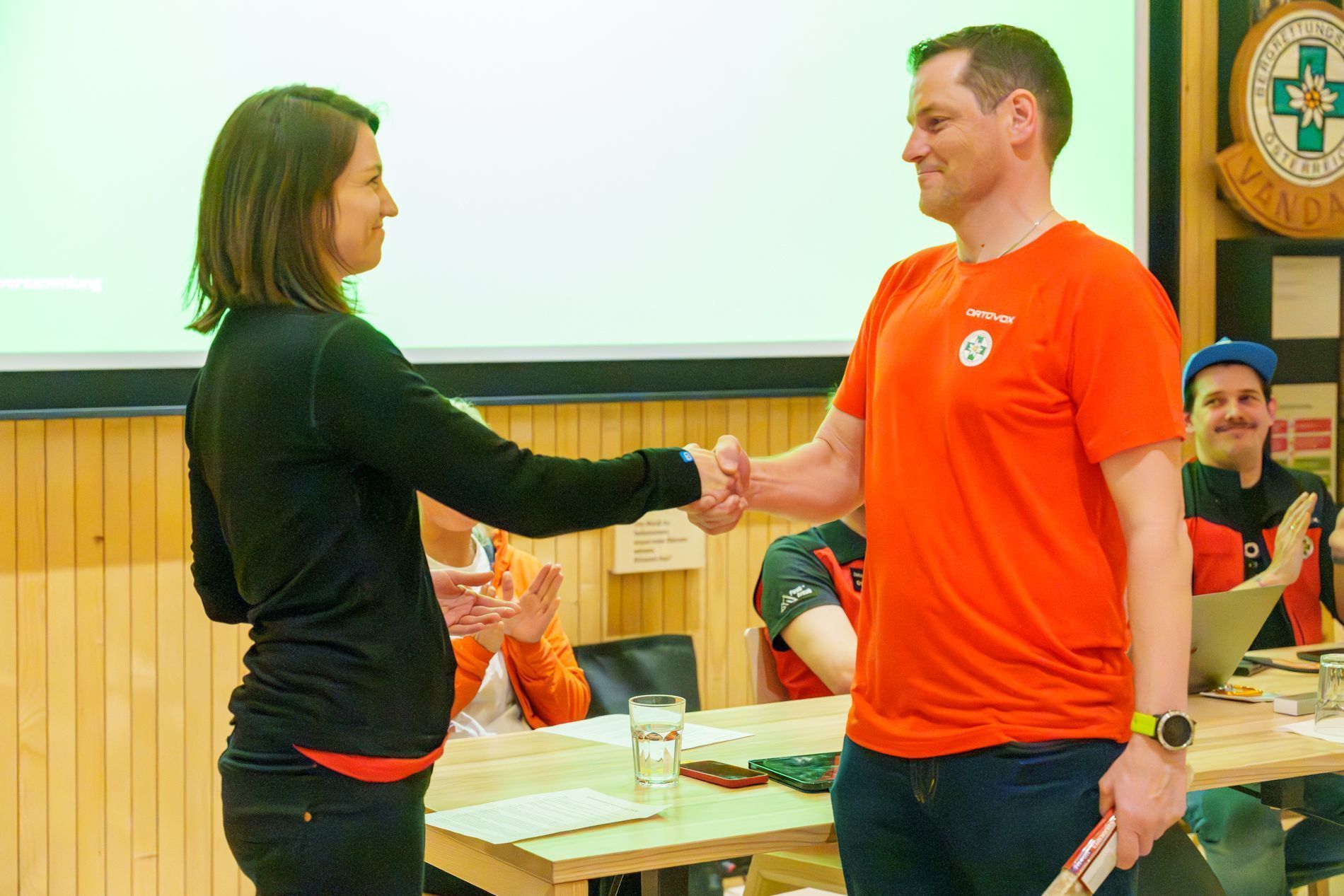 Ortsstellenleiter Stv. Salome Schauer gratuliert Hundeführer Daniel Sailer zur erfolgreichen Abolvierung der A-Prüfung.