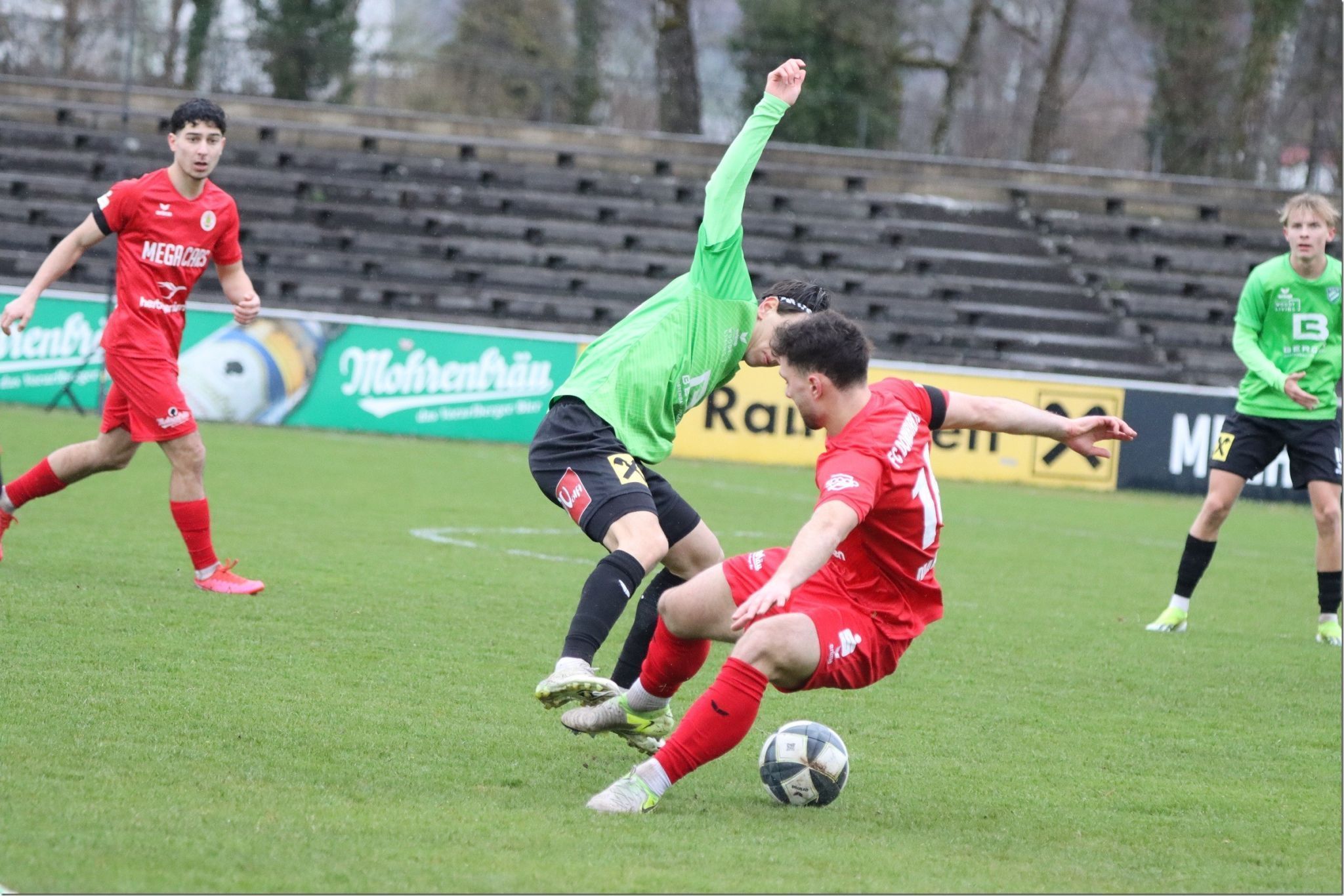 Viele Zweikämpfe brachte das Spiel. KNOBEL