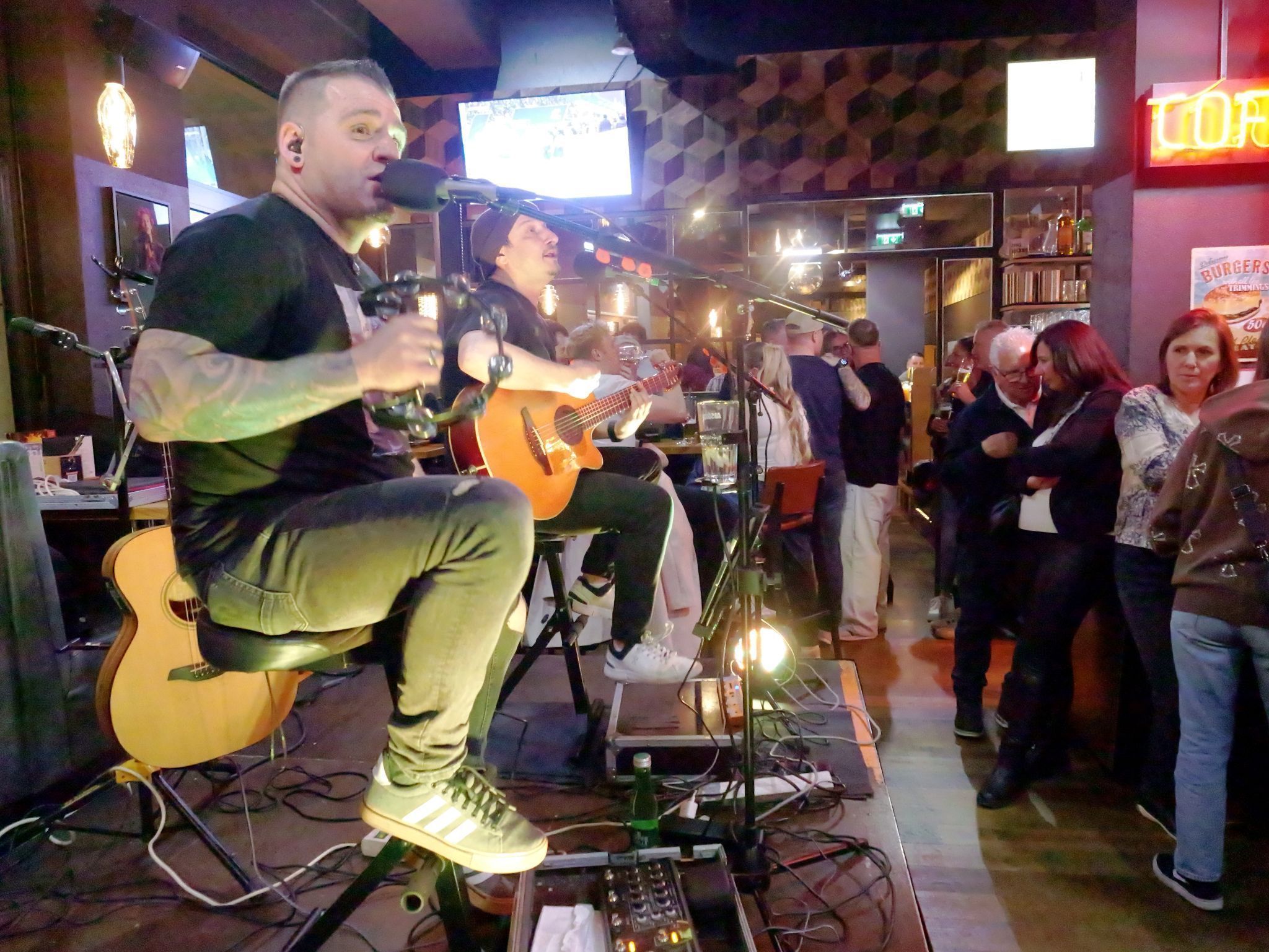 Partystimmung im Flax: „bÄndscheibenvorfall“ sorgte für rockige Klänge und volle Tanzfläche.