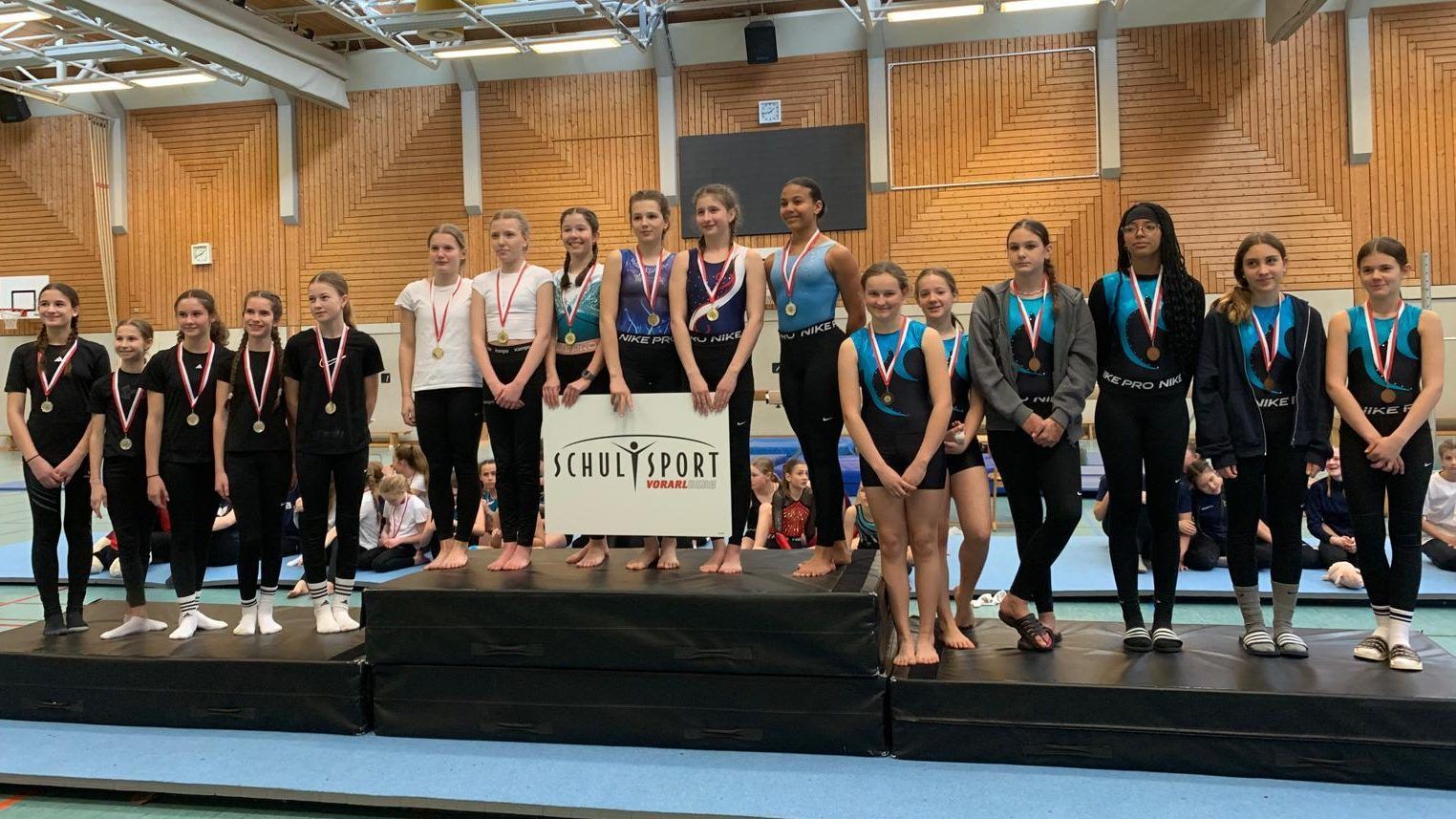 Standen stolz auf dem Siegerpodest: BRG Dornbirn-Schoren (2. Platz), BG Dornbirn (1. Platz), MS Wolfurt (3. Platz). (Foto: SMS Wolfurt)