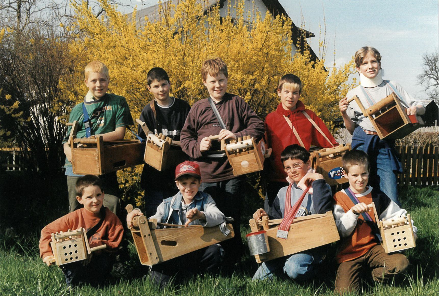 Die „Rätscha-Buaba“ vom Ortsteil Bäumle im Jahr 1999 mit Simon Forster, Daniel Renn, Christoph Heiß und Lukas Forster (vorne) sowie Thomas Grass, Johannes Bawart aus Weiler, Andreas Feder, Fabian Schmölzer und Benedikt Matt (hinten).