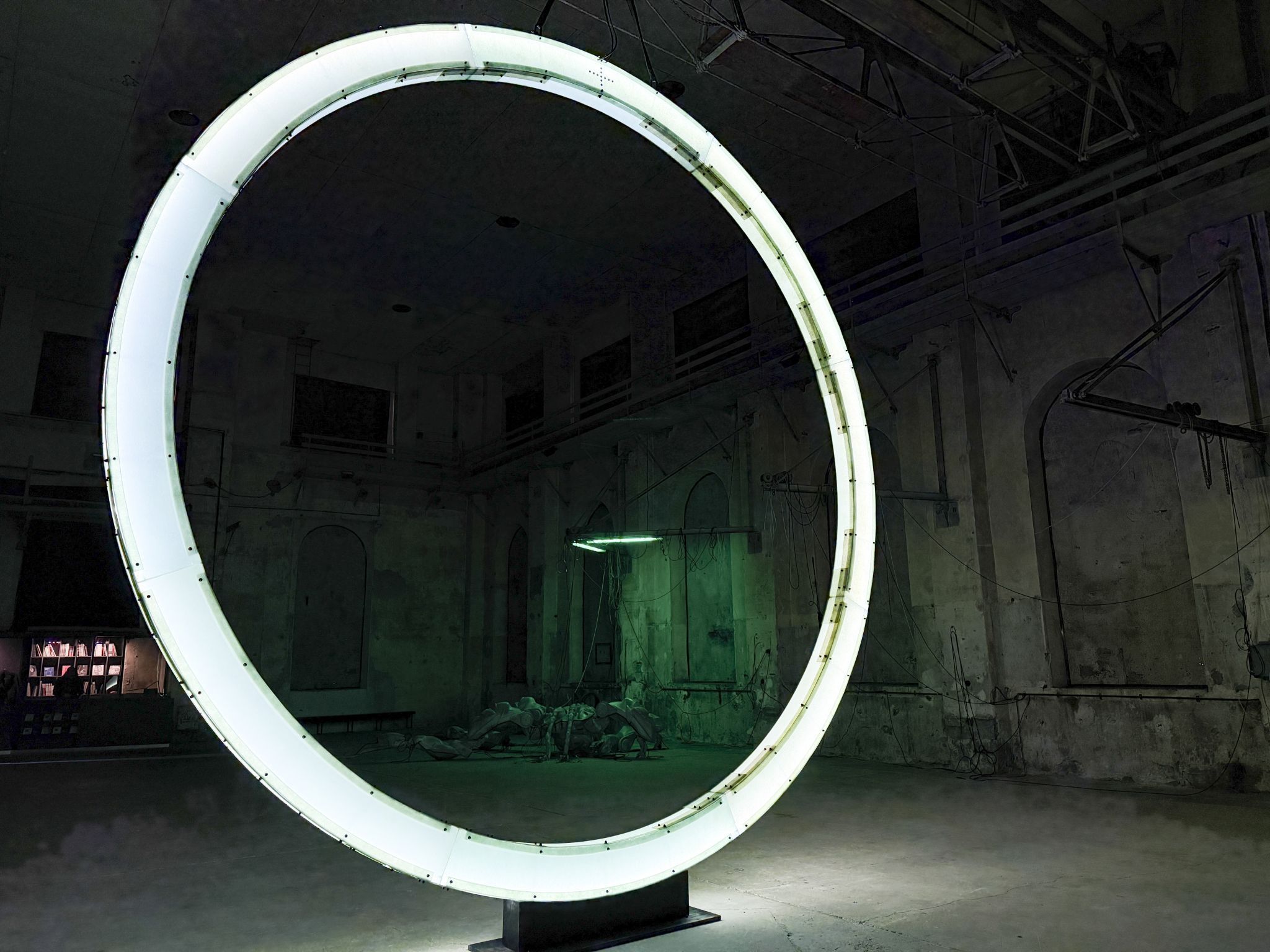 Die große runde Skulptur läßt viele Interpretationen zu