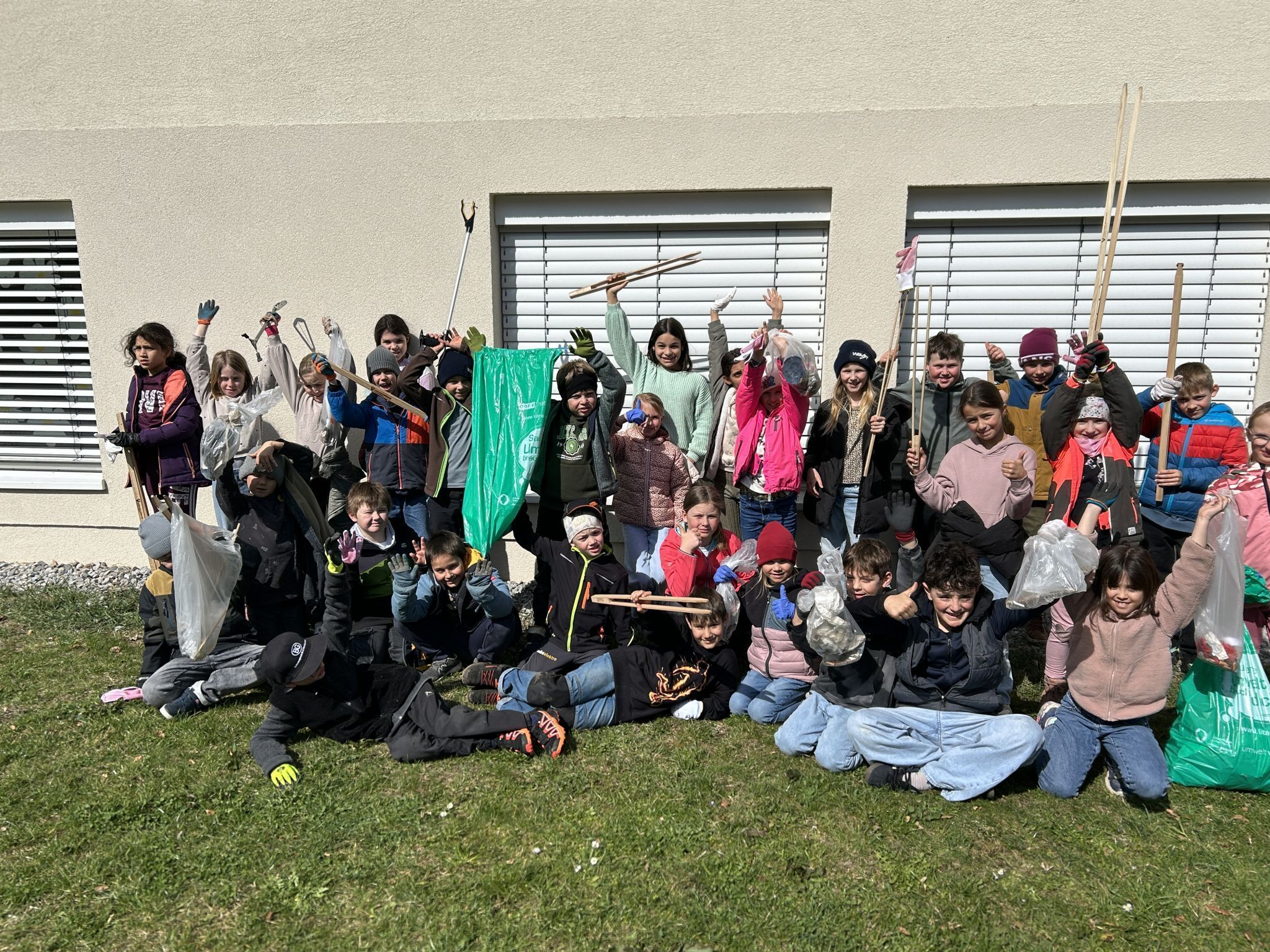 Am Ende präsentierten die Kids stolz, was sie gesammelt hatten