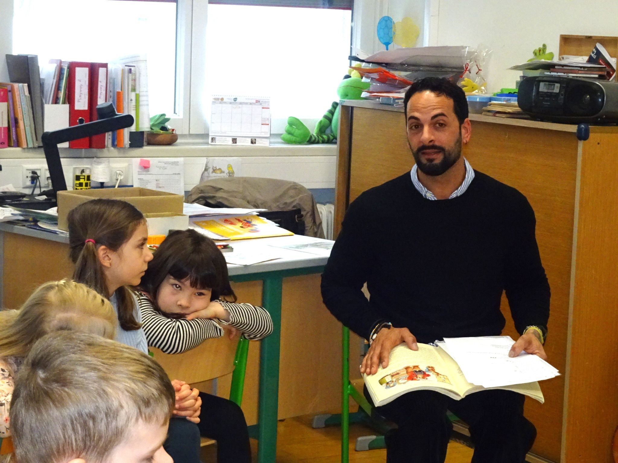 Papa Stefano Lumaca war gerne bereit, seine Sprache und Heimat beim Lesetag vorzustellen. 