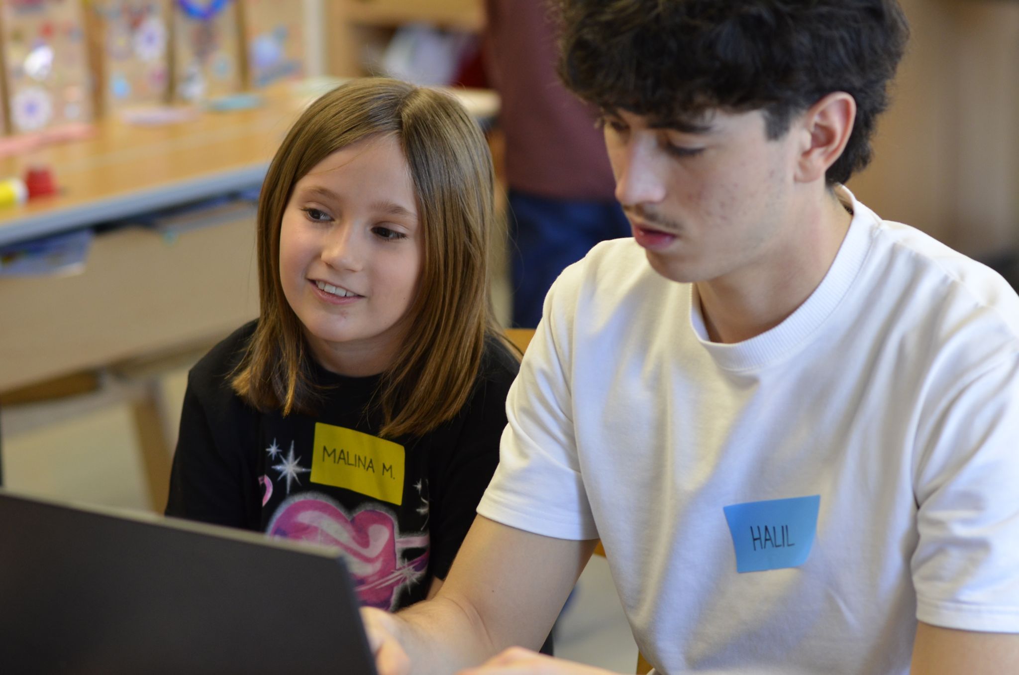 Mit Unterstützung der HAK-Schüler setzten die Kinder ihre Ideen digital um.