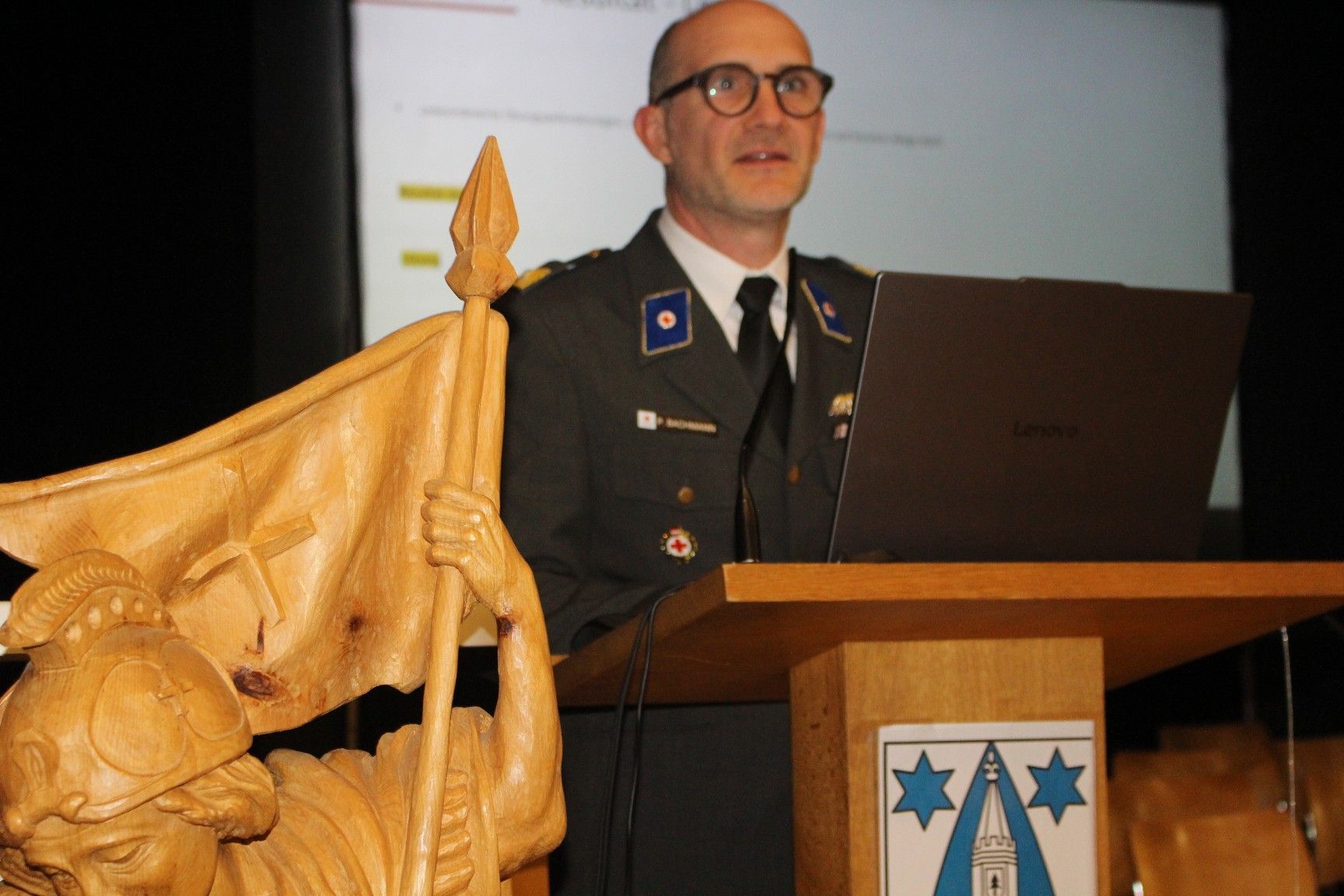 Philipp Bachmann, Kommandant der Rettungsabteilung Bregenz, legte sein Konzept für eine verbesserte Zusammenarbeit von Feuerwehren und Rotem Kreuz bei gemeinsamen Übungen dar.