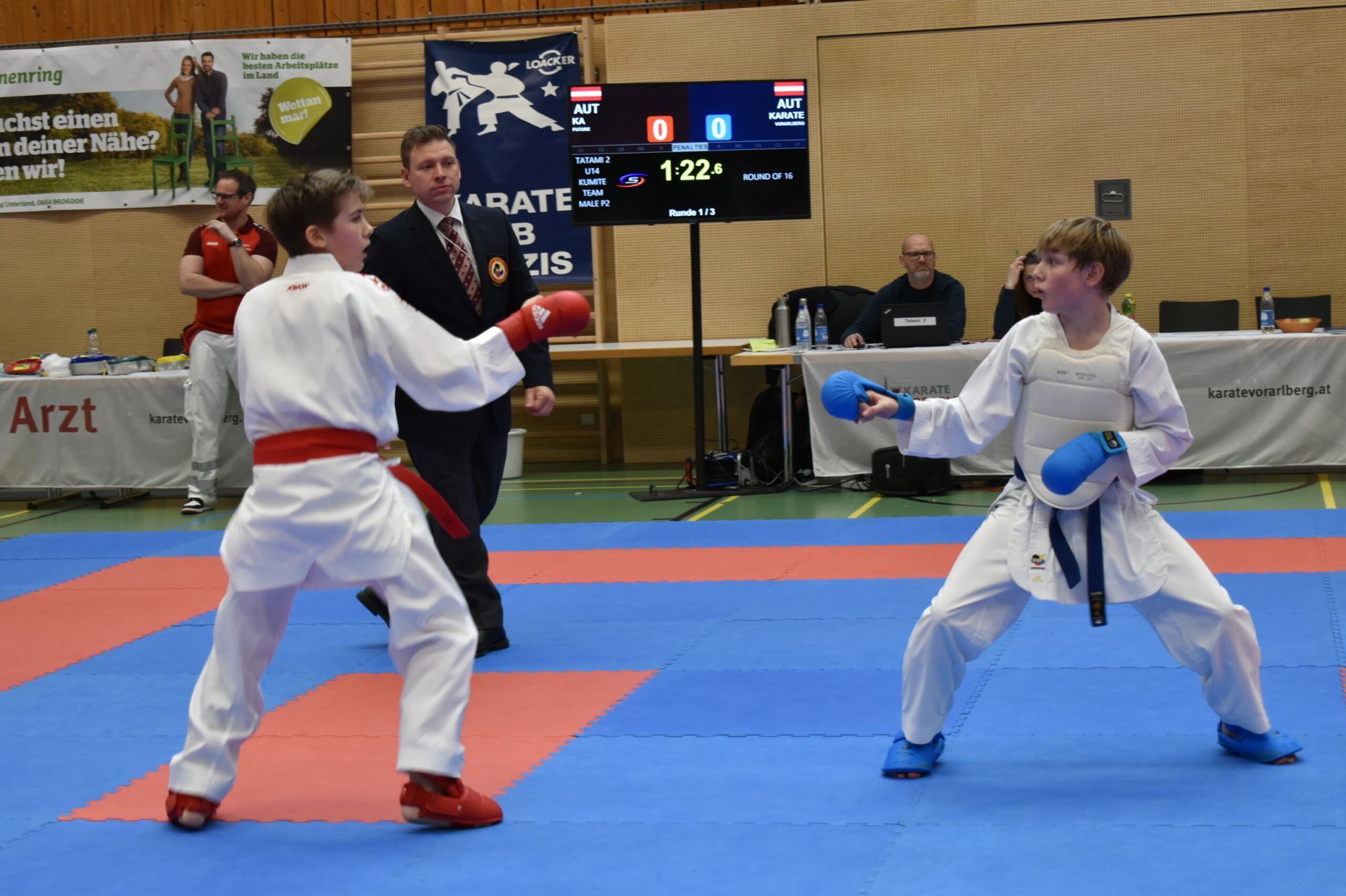 Die heimische Elite misst sich mit den Ausländern. 