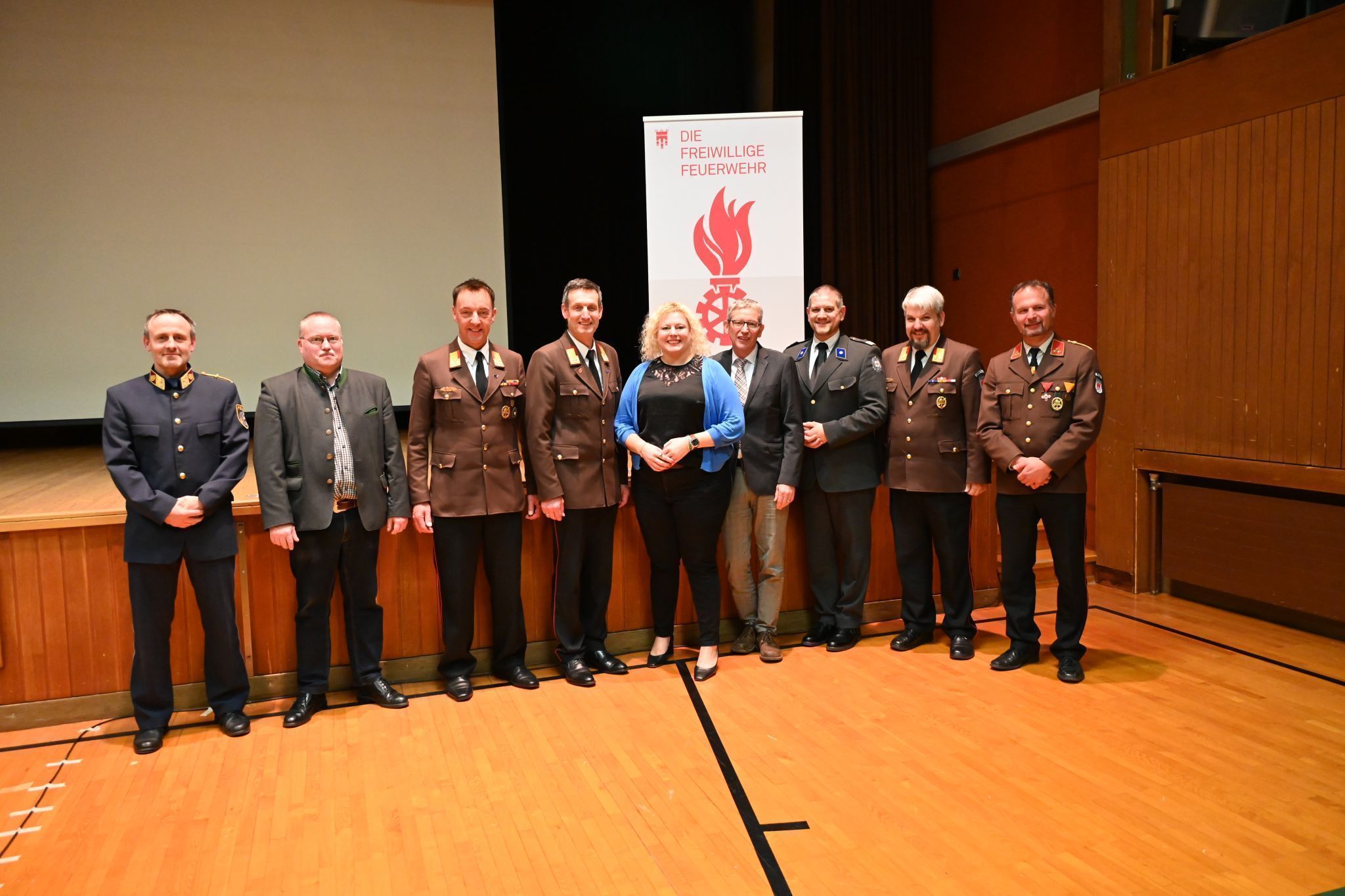 Vertreter des Feuerwehrwesens, der Politik und der Blaulichtorganisationen bei der Dienstbesprechung in der Klostertalhalle.
