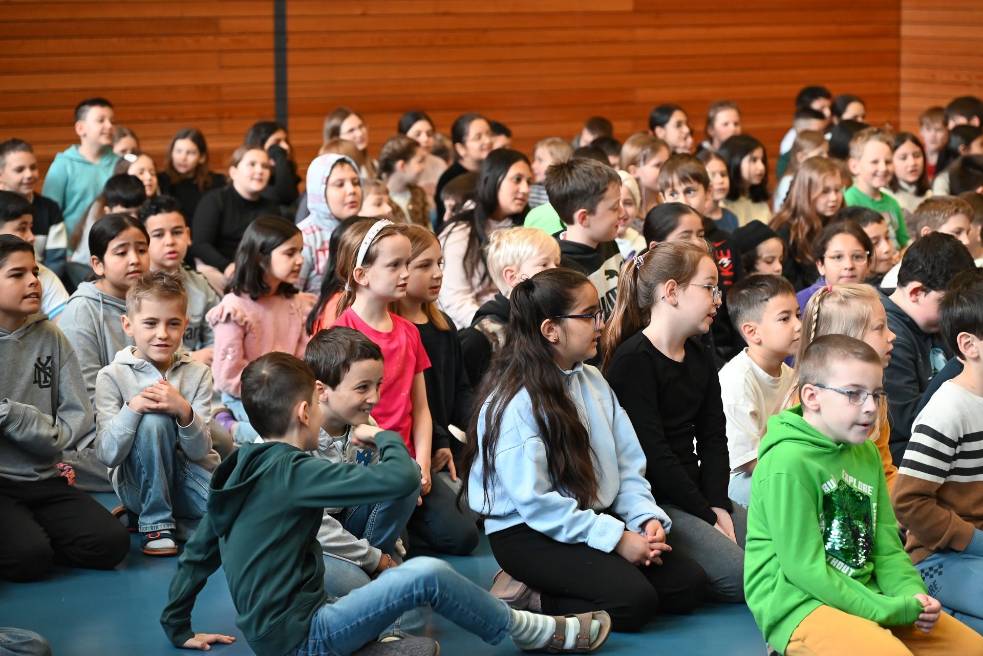 Die Schüler hören dem Auftritt zu und singen im Anschluss gemeinsam mit allen die bereits gelernten Lieder.