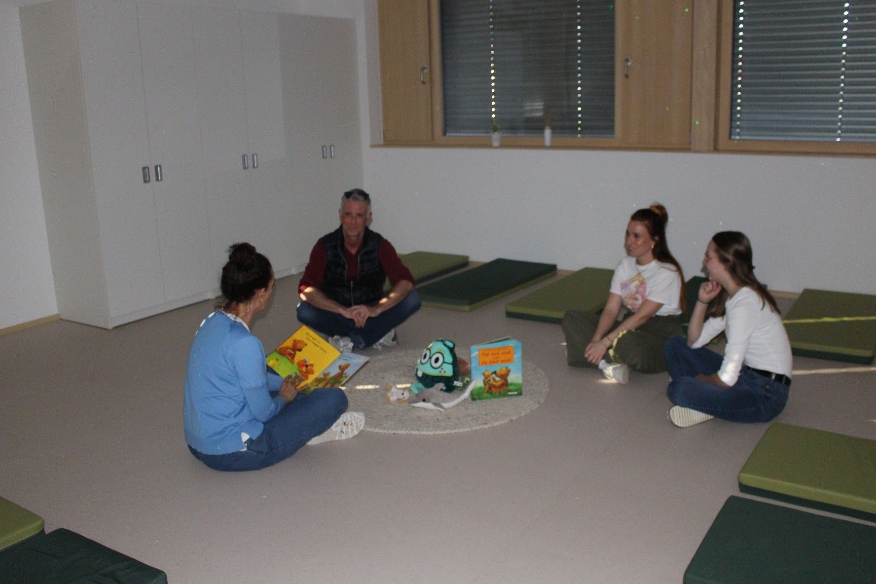 Der neue Ruheraum hat auch bei den Erwachsenen großes Interesse geweckt . . .