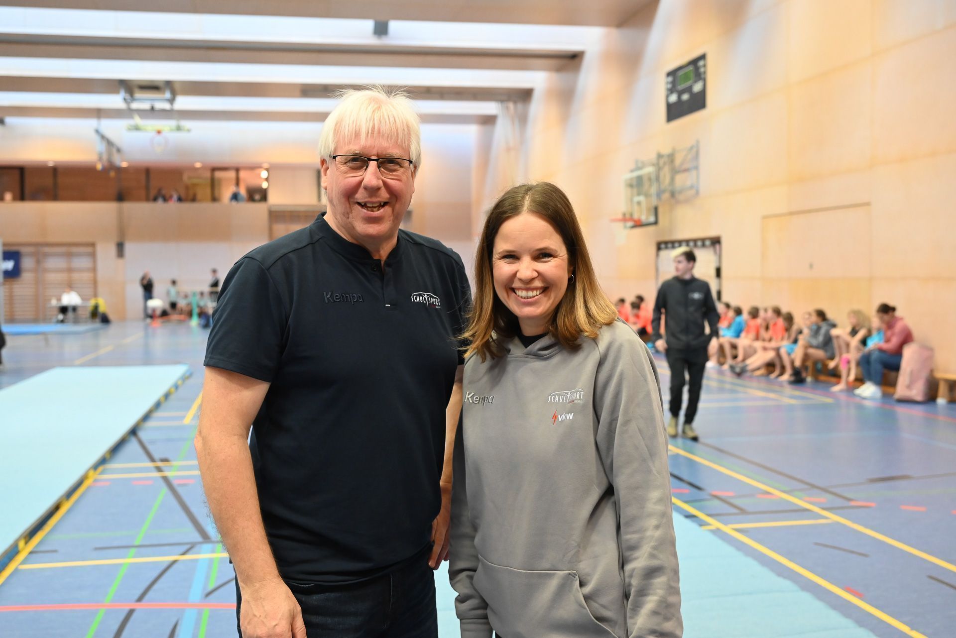 Schulsportreferent Christoph Neyer mit Organisatorin und Landesreferentin für Kunstturnen weiblich Dina Lenz. 