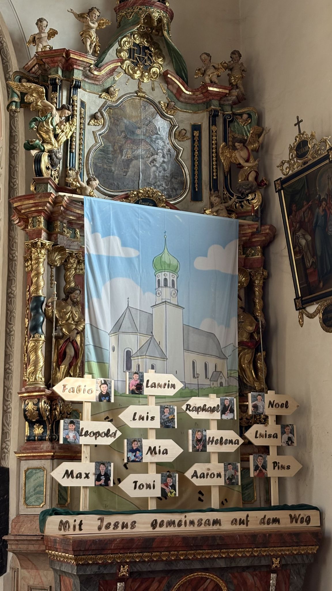 Am rechten Seitenaltar werden die diesjährigen Erstkommunionkinder vorgestellt.