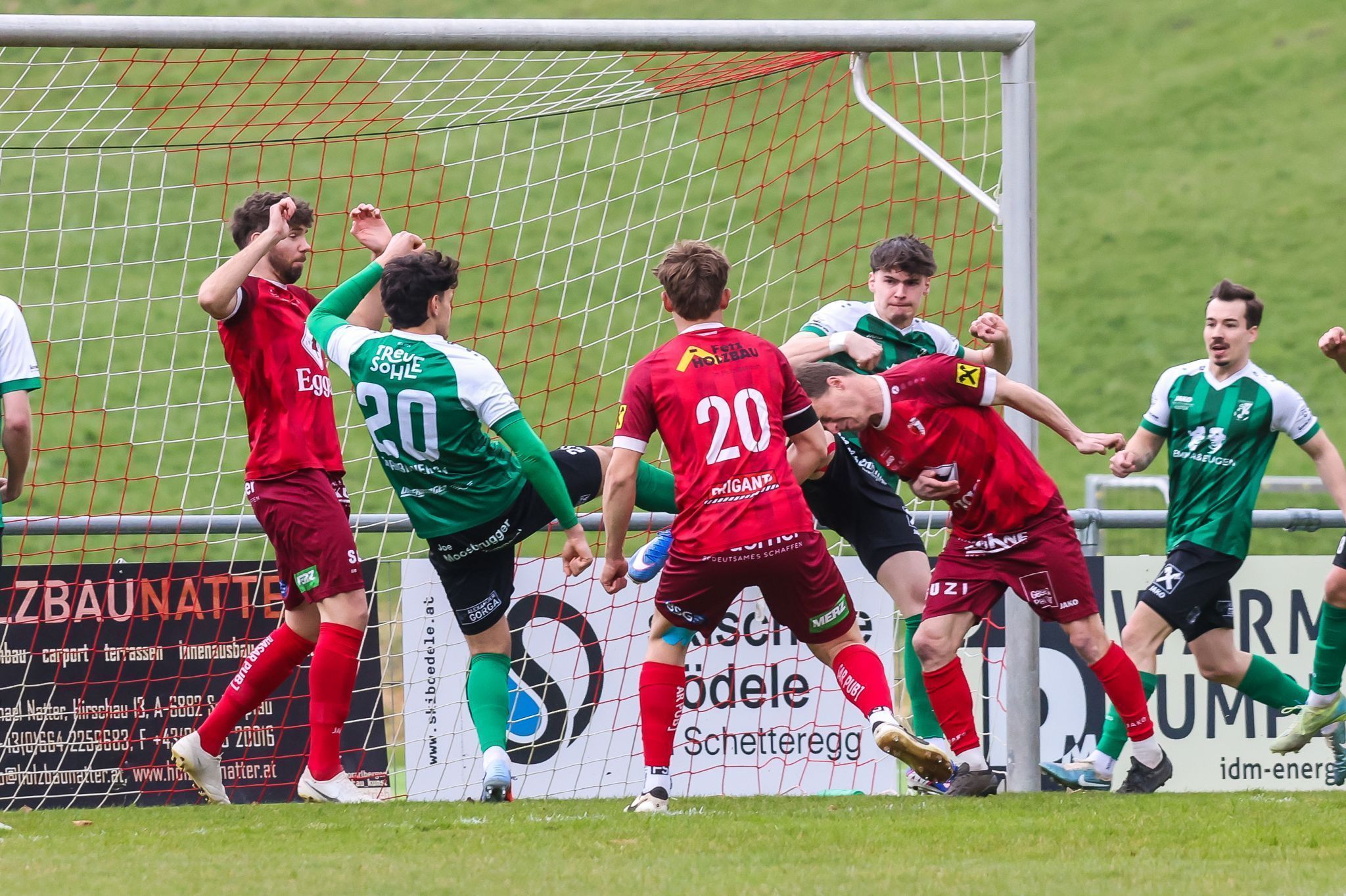 Elias Meusburger mit dem Kopf will für Egg die Führung erzielen. VN-STEURER