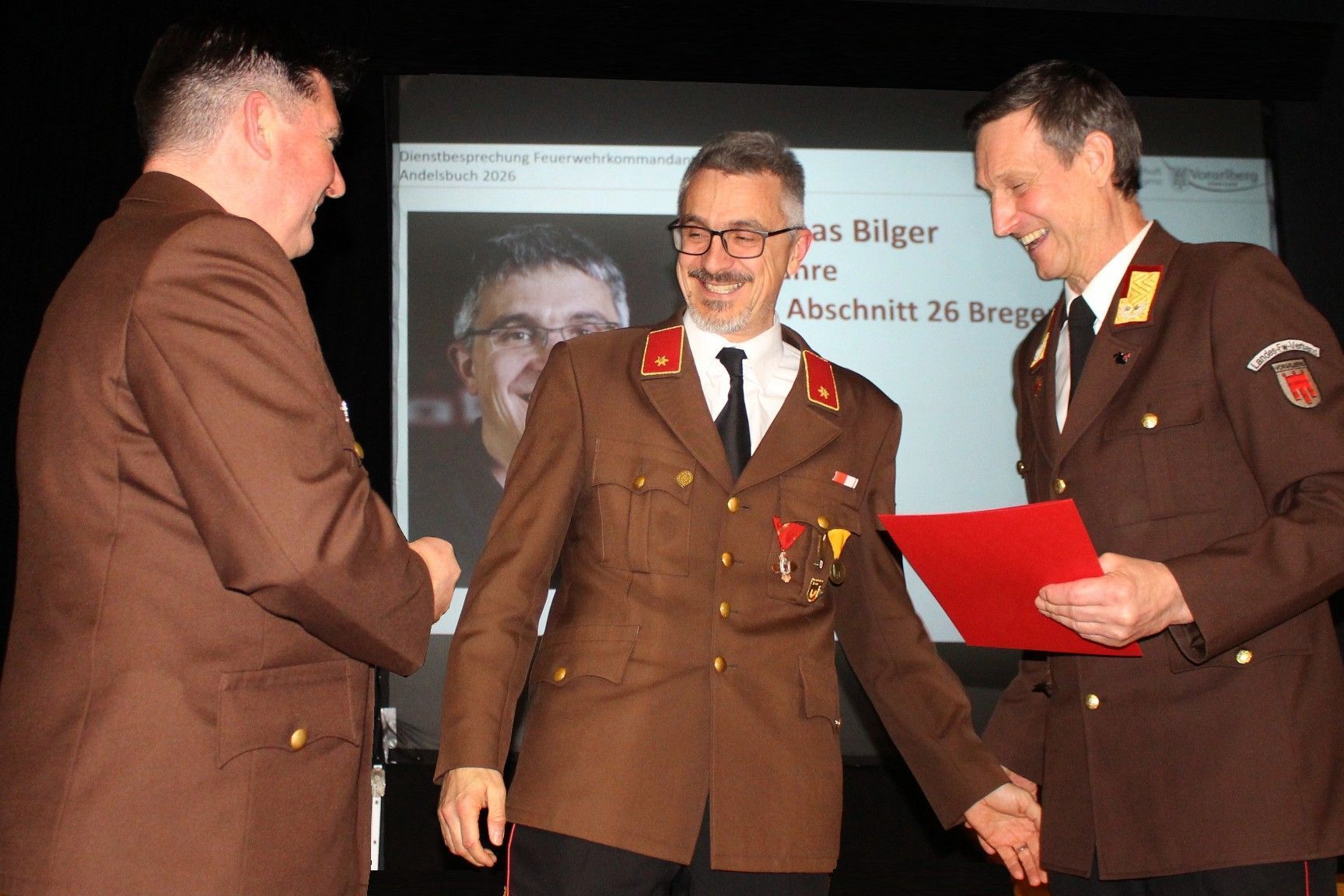 Hohe Auszeichnung für Thomas Bilger, dem Landesfeuerwehrinspektor Herbert Österle (re.) und Bezirksfeuerwehrinspektor Reinhard Karg das ÖBFV-Verdienstabzeichen verleihen durften. PETER STRAUSS   