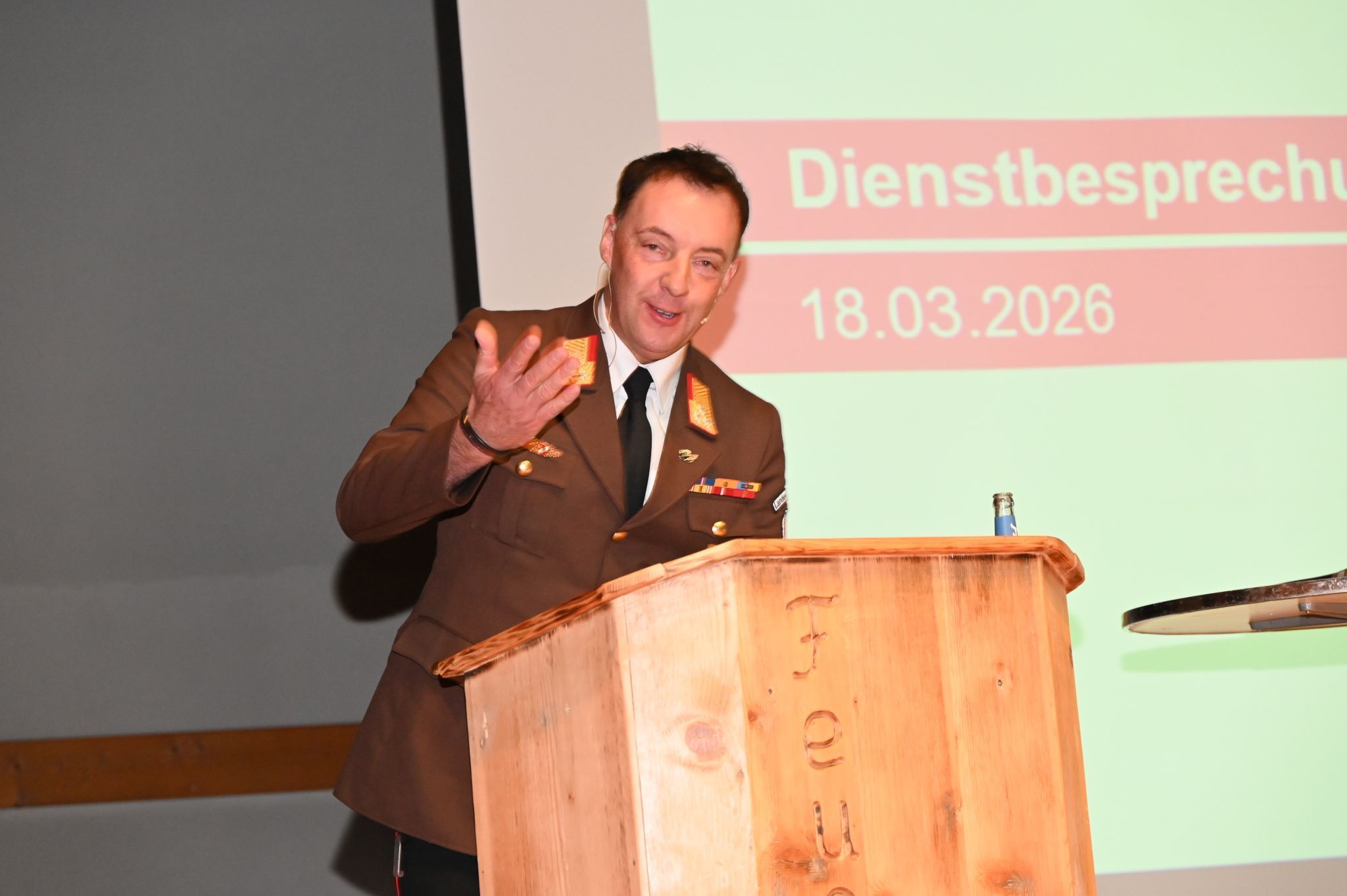 BFI Karl-Heinz Beiter gab interessante Einblicke in die Arbeit der Feuerwehren des Bezirkes Bludenz.