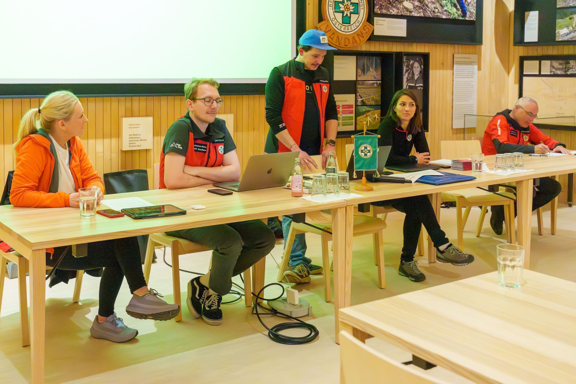 Der Vorstand von links: Kassierin Claudia Wille, Ausbildungsleiter Johannes Stoiser, Ortsstellenleiter Laurens Burtscher, Ortsstellenleiter Stv. Salome Schauer, Schriftführer Klaus Ritter