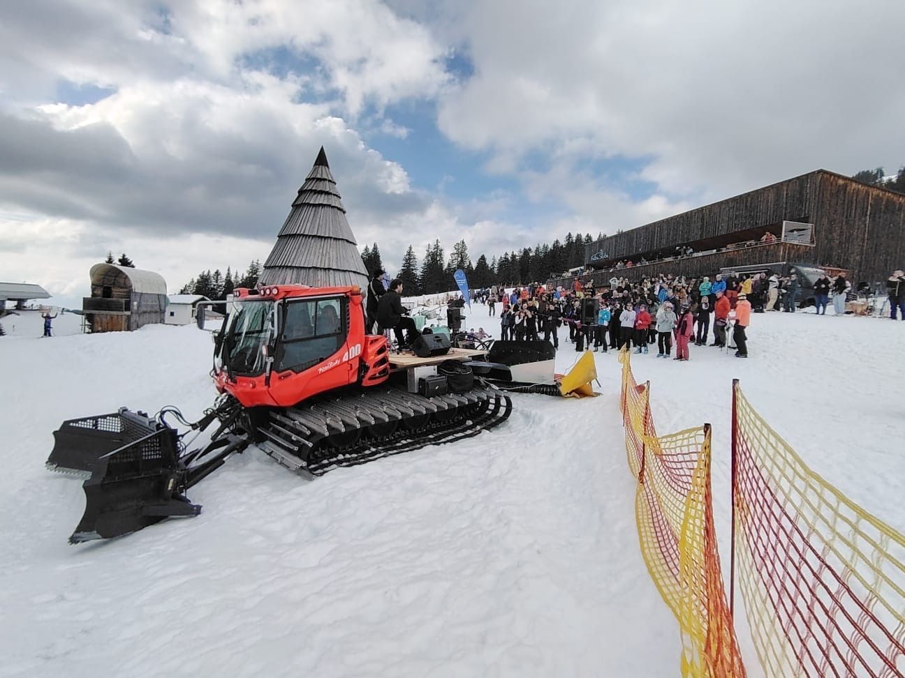 Die Pistenraupe in Laterns wurde zur Musikbühne.