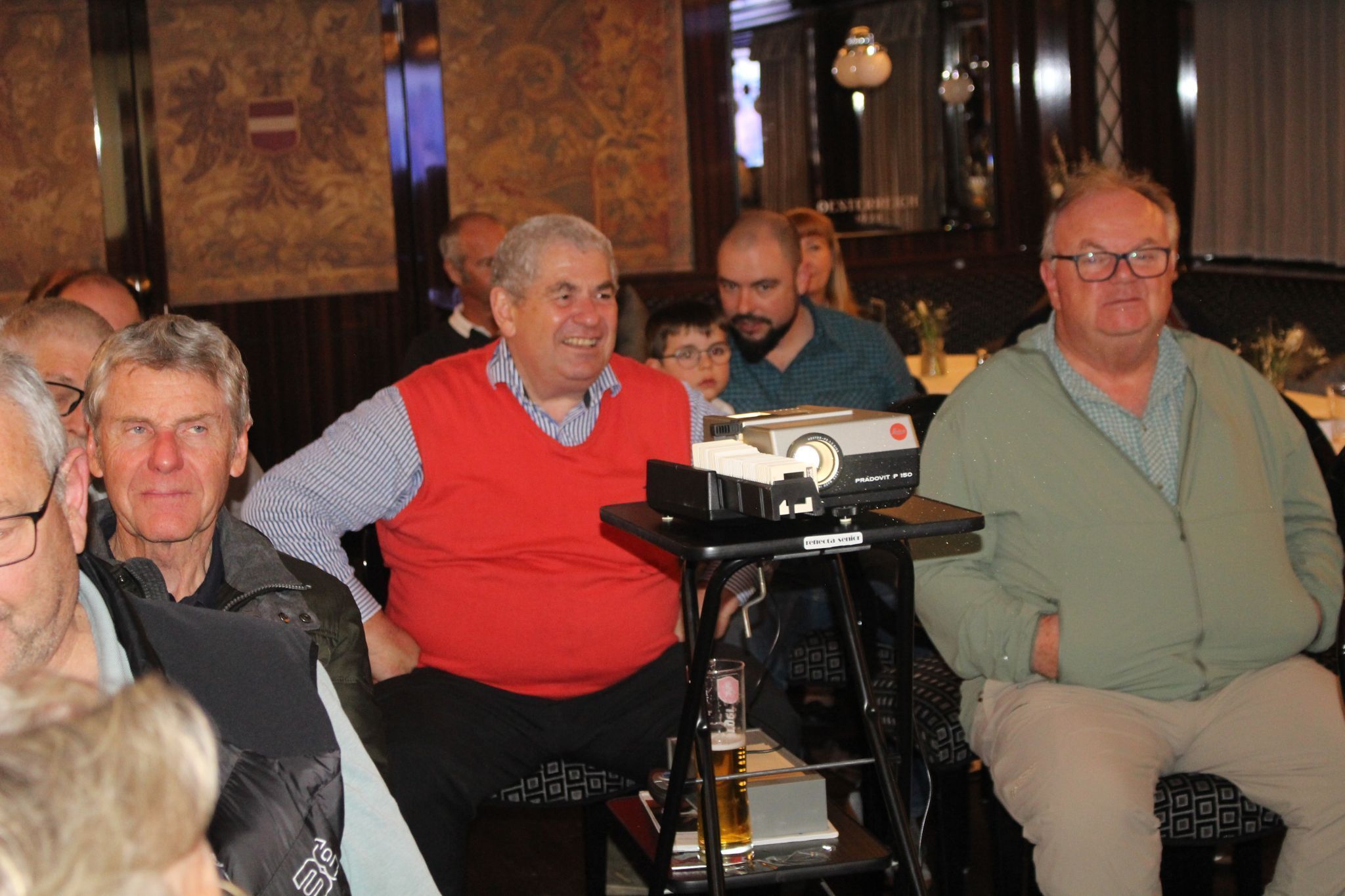  Uhligs einleitende Übersicht über das Einsatzgebiet der Ice Bird offenbarte ein faszinierendes Land, das noch voller unerforschter Geheimnisse ist, wurde der eisige Kontinent doch erst vor rund 200 Jahren erstmals von Menschen betreten. Die erste Landung von Robbenjägern wurde am 7. Februar 1821 dokumentiert.