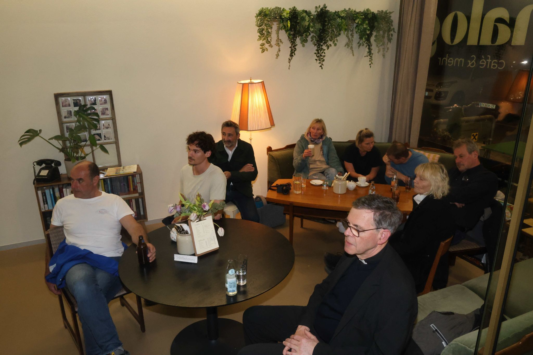 Auch Pfarrer Peter Willi kam und brachte sich ein.