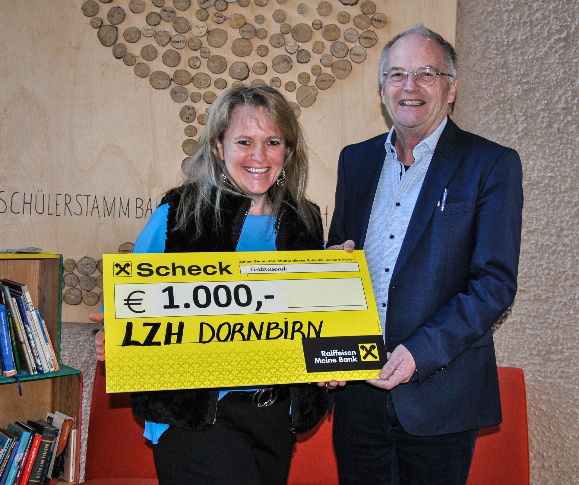 Margit Vögel von der Frauenbewegung Doren überreichte LZH-Geschäftsführer Johannes Mathis die Spende. 