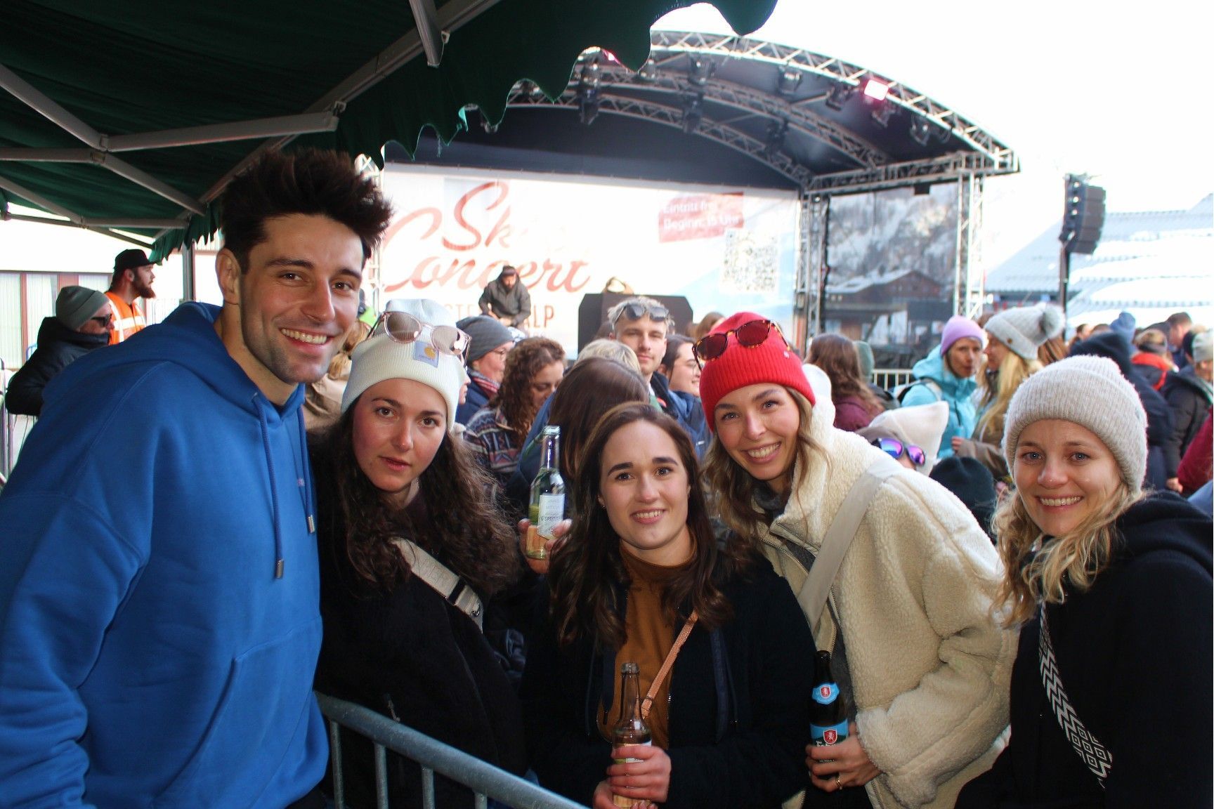 Da hat sich ja das lange Anstehen um ein Autogramm und Foto wohl gelohnt.   