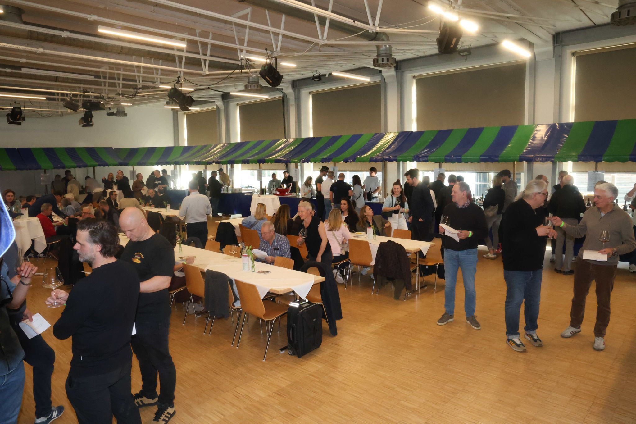 Veranstalter und Winzer bei der 