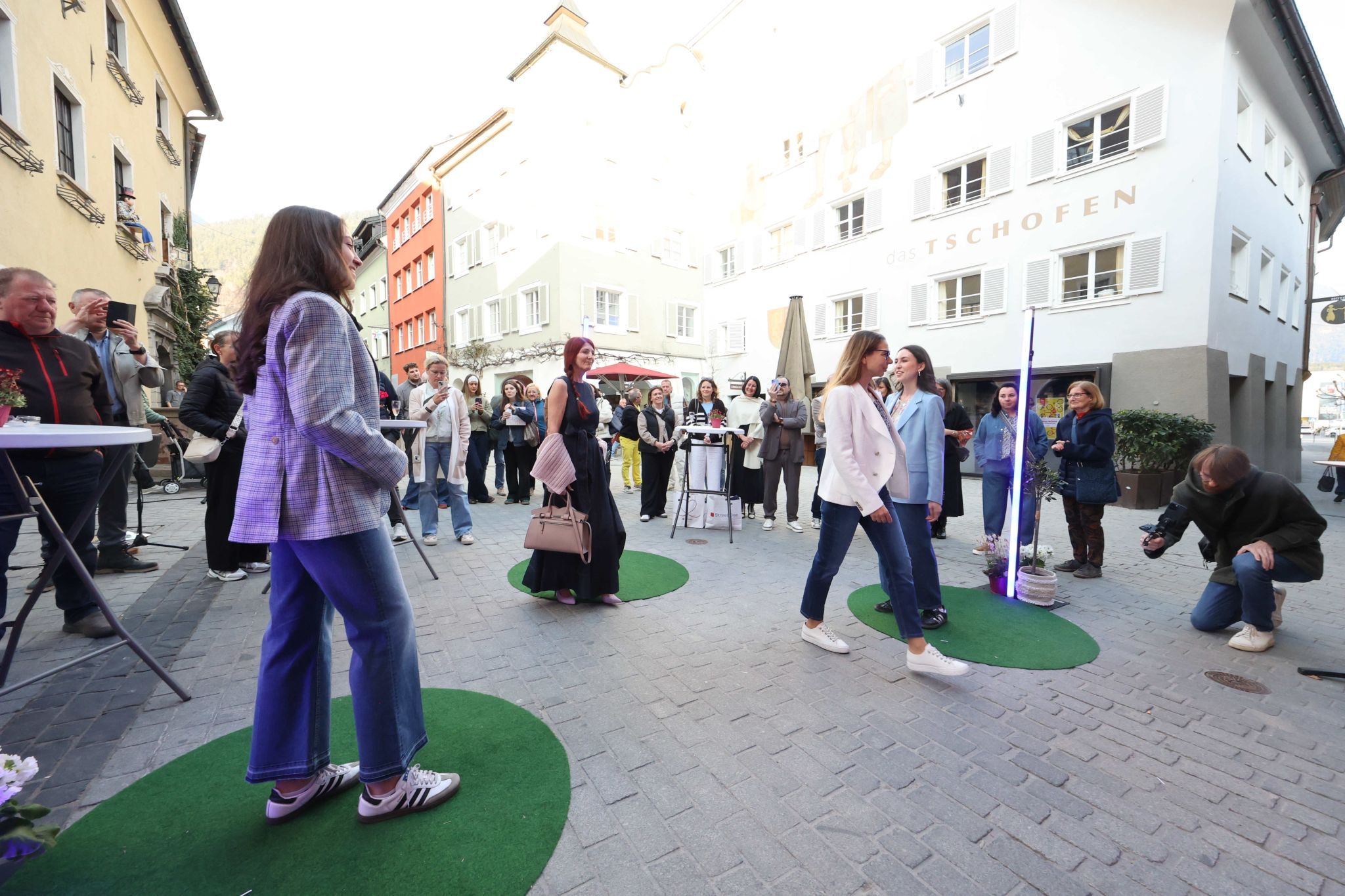 Bei der Freiluft-Modeschau kam viel Stimmung auf.