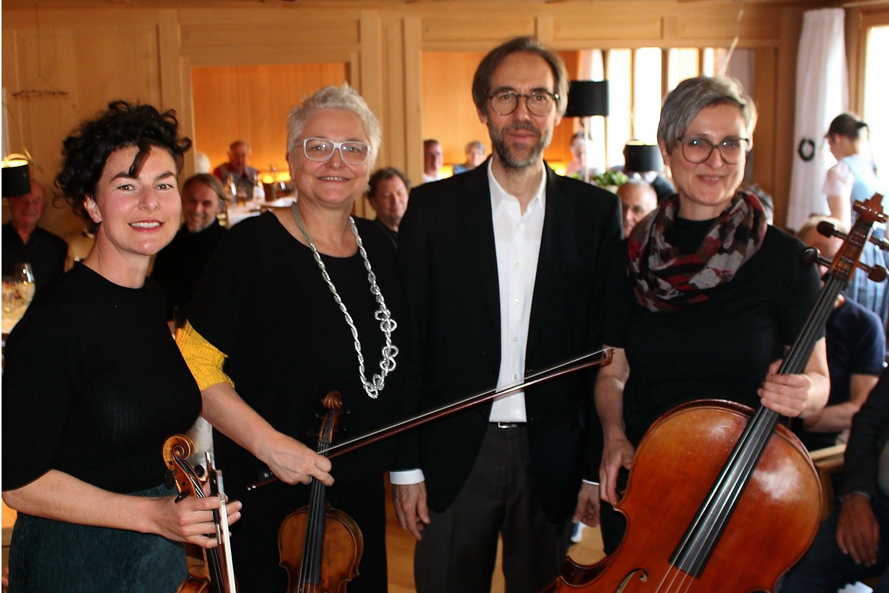 Im Rahmen von kulturell-kulinarischen Veranstaltungen hatte Kronen-Wirt Dietmar Nußbaumer besondere Musikerinnen aufgeboten: Irma-Maria Troy, Evelyn Fink-Mennel und Isabella Fink gaben als Zündschnurs Wieborsito ihre Solo-Premiere. PETER STRAUSS