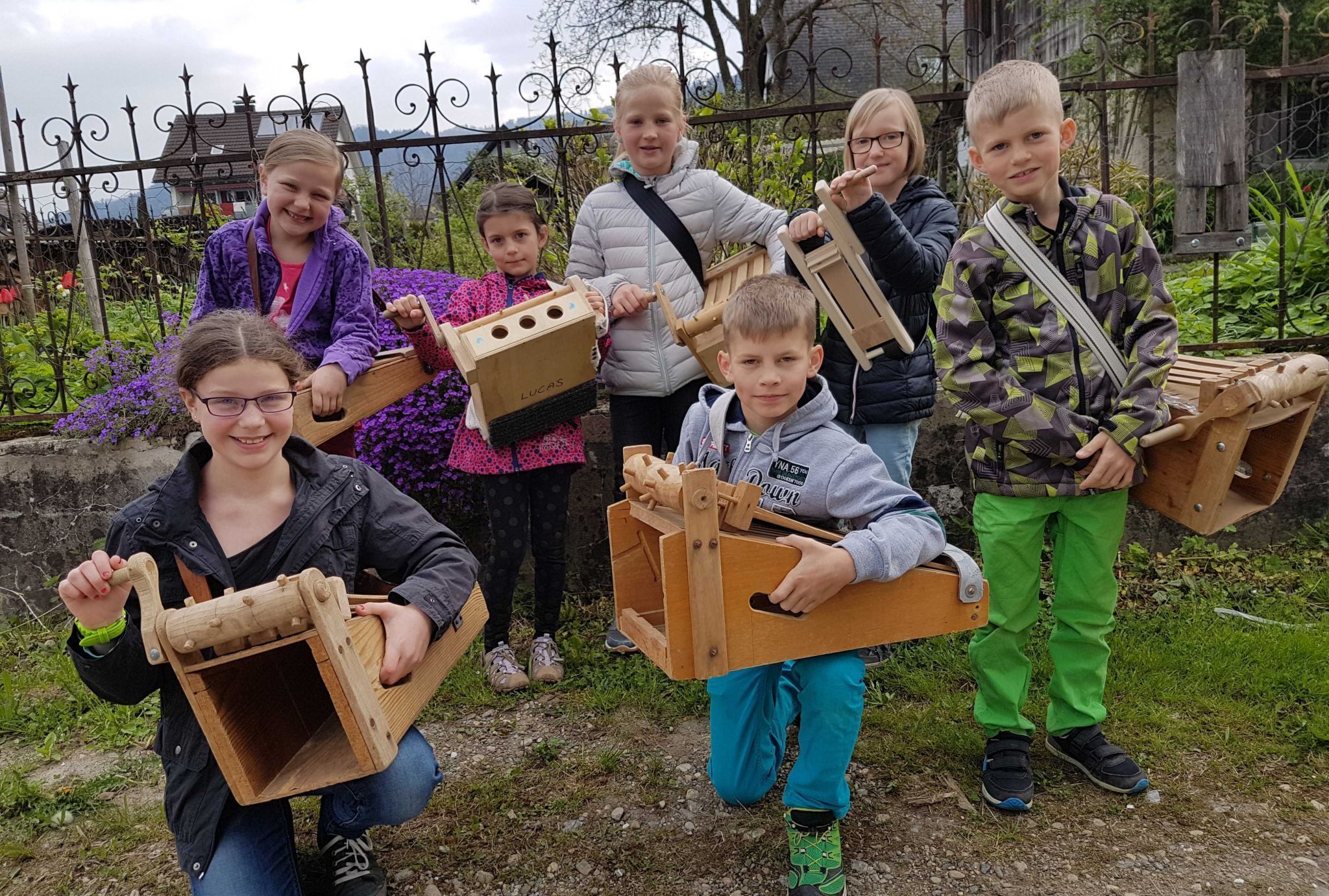 Erfreulicherweise dürfen seit vielen Jahren auch Mädchen beim „Rätschen“ mitmachen. Im Bild die „Rätscher-Gruppe“ aus dem Jahr 2017 mit Johanna Faisst, David Schmid und Samuel Schmid (vorne) sowie Annalena Faisst, Elena Schmid, Sarah Brugger und Alena Forster (hinten).   