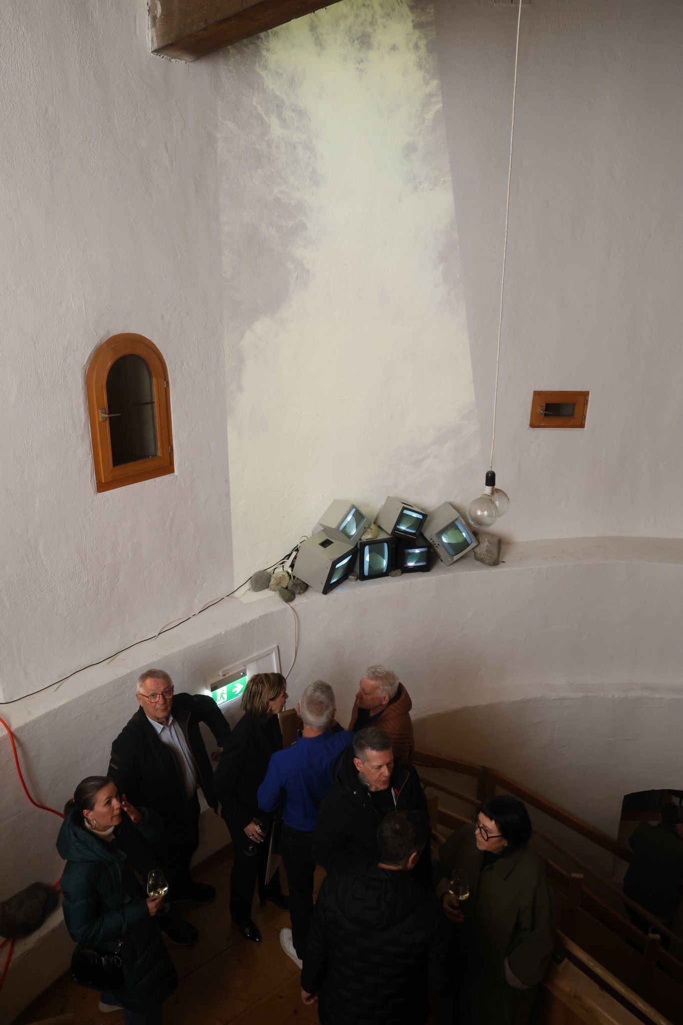 Eine Wasserfall-Projektion zieht sich durchs Turminnere.