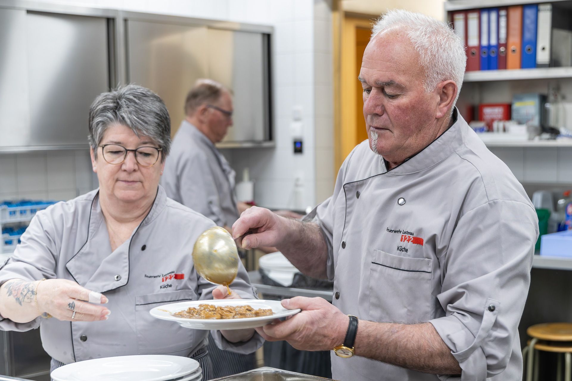 Im Anschluss an die Jahreshauptversammlung verwöhnte die Küchenmannschaft die Gäste. (Quelle: Feuerwehr Lustenau)