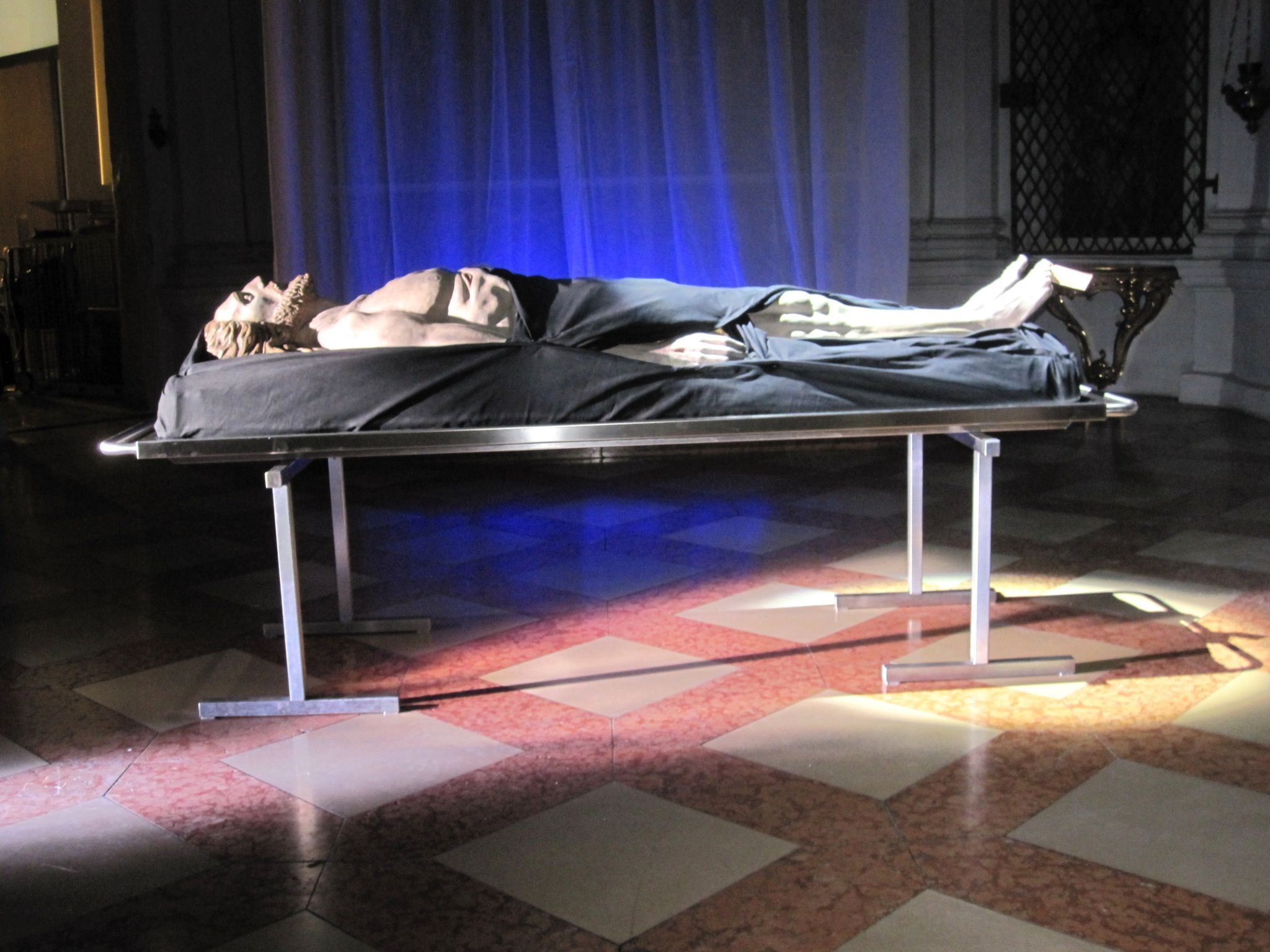 Am Karfreitag gedenken die Christen rund um den Erdball der Kreuzigung von Jesus Christus. Das Heilige Grab in der St. Michael bringt das geschenen ins Heute. (Foto: Walter Glück)